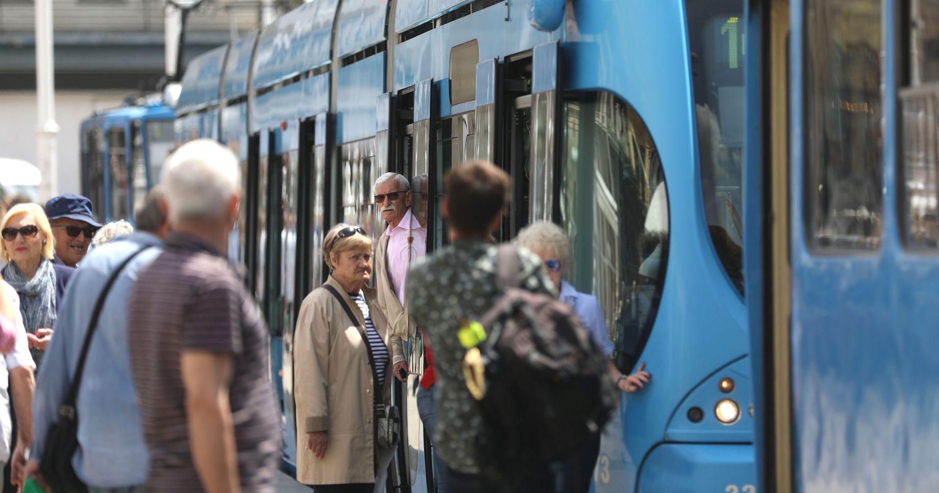 Zagreb, 16.05.2018. - Osam sindikata koji djeluju u ZET-u u suradnji sa sindikatima prometa iz Splita, Rijeke i Osijeka, u znak prosvjeda zbog Vladine najave ukidanja beneficiranog radnog staa za odreðene kategorije radnika, koordinirano su zaustavili javni promet od 12 do 12,10 sati. Na fotografiji putnici i zaustavljeni tramvaji na Trgu bana Jelaèiæa. foto HINA/ Lana SLIVAR DOMINIÆ/ lsd