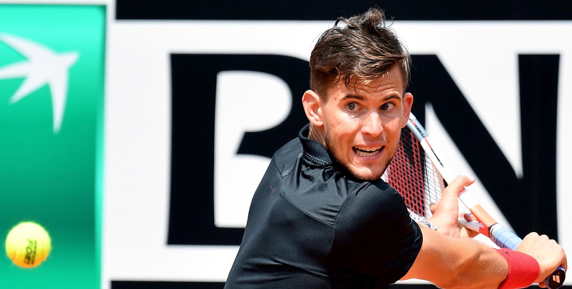 epa06741404 Dominic Thiem of Austria in action during his men's singles second round match against Fabio Fognini of Italy at the Italian Open tennis tournament in Rome, Italy, 16 May 2018.  EPA/ETTORE FERRARI