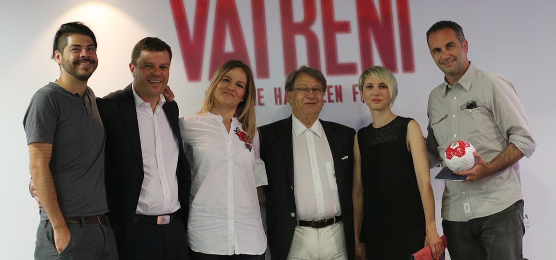 Zagreb, 16.5.2018.-  U Kaptol Boutique Cinema u srijedu je odrano predstavljanje dokumentarnog filma "Vatreni", meksièkog redatelja Edsona Ramireza, koji donosi prièu o hrvatskoj nogometnoj reprezentaciji i njezinom putu do bronce na svjetskom prvenstvu u Francuskoj 1998. godine. Na slici redatelj filma Edson Ramirez, izvrni producent Miroslav Blaeviæ mlaði, menaderica marketinga i promocije Kaptol Boutique Cinema Maja Valjak, bivi hrvatski izbornik Miroslav Blaeviæ, predsjednica Udruge roditelja vitalno ugroene djece Kolibriæi Ana Alapiæ i voditelj Joko Lokas.
foto HINA/ Grizli Komunikacije/ ua