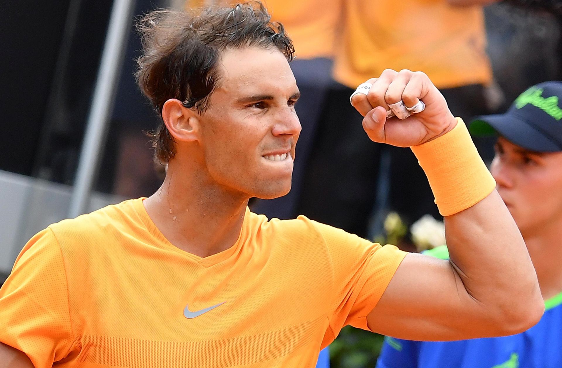 epa06741806 Rafael Nadal of Spain celebrates after winning his men's singles second round match against Damir Dzumhur of Bosnia at the Italian Open tennis tournament in Rome, Italy, 16 May 2018.  EPA/ETTORE FERRARI