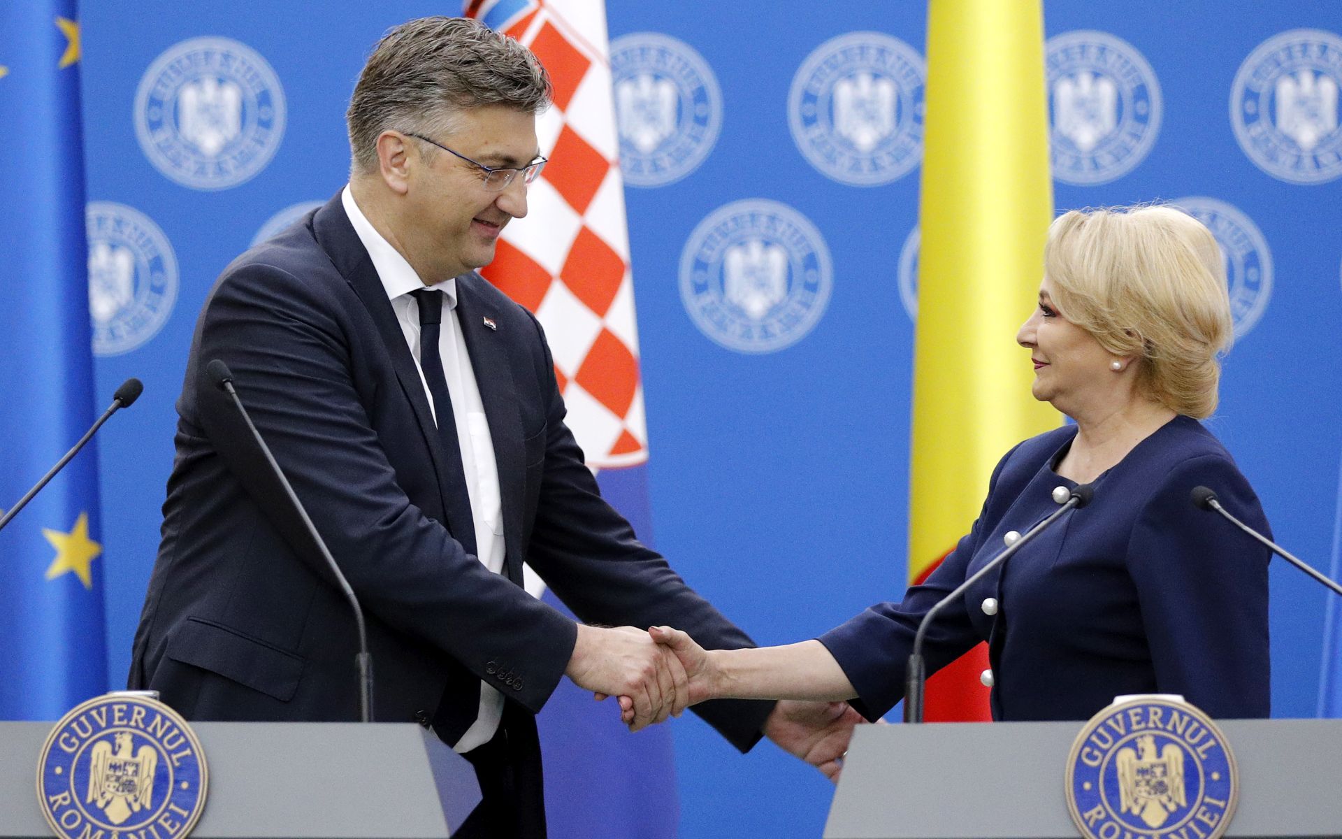 epa06746205 Croatian Prime Minister Andrej Plenkovic (L) shakes hands with his Romanian counterpart Viorica Dancila (R) at the end of their common statement that concluded their official meeting at Victoria Palace in Bucharest, Romania, 18 May 2018. Plenkovic is on a one-day official visit to Romania.  EPA/ROBERT GHEMENT