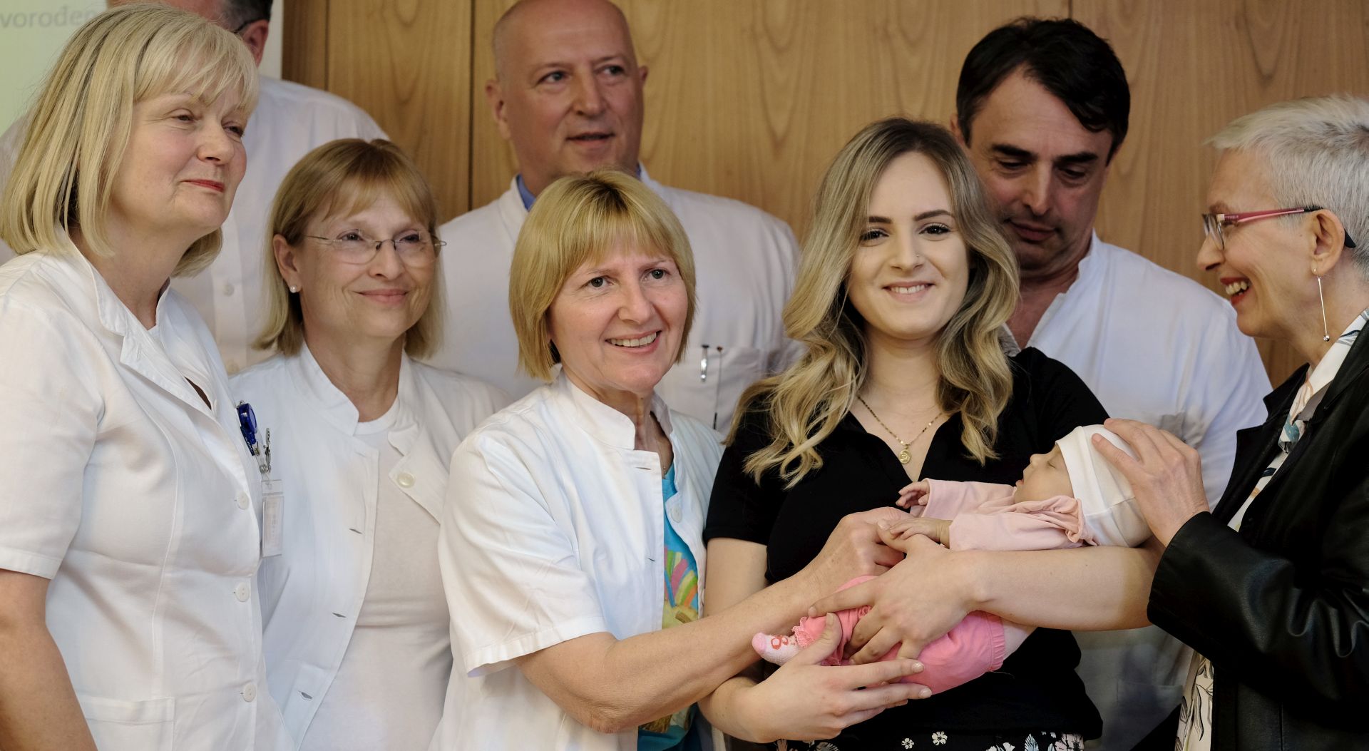 Zagreb, 18.05.2018 - Konferencija za novinare u povodu izlaska iz bolnice najmanje bebe koja je preživjela kompleksnu abdominalnu operaciju, drugog takvog poznatog slučaja u svijetu. Djevojčice rođena u 27. tjednu sa samo 450 grama zaprimljena je zbog toksične upale crijeva s perforacijama i uspješno operirana.
Na fotografiji mala Maša s majkom i timom liječnika koji joj je spasio život.
foto HINA/ Edvard ŠUŠAK/ es