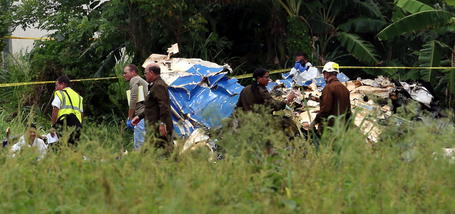 epaselect epa06748100 Policemen and soldiers guard the wreckage of the Boeing-737 that crashed shortly after take off at the Jose Marti International Airport in Havana, Cuba, 18 May 2018. Three people survived the plane crash of a Boeing 737 of Cubana de Aviacion with 104 passengers on board that had just taken off heading to the Holguin province at the east of the island.  EPA/Alejandro Ernesto