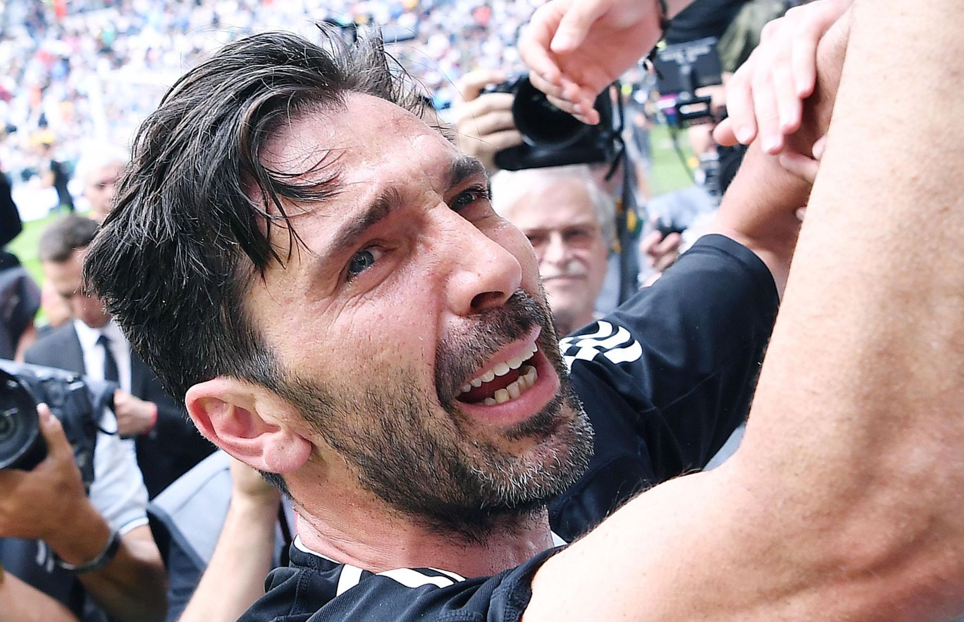 epa06749584 Juventus's Gianluigi Buffon greets the supporters during his last Italian Serie A soccer match with Juventus FC vs Hellas Verona FC at Allianz Stadium in Turin, Italy, 19 May 2018. Buffon has announced that he will leave the club at the end of the season.  EPA/ALESSANDRO DI MARCO