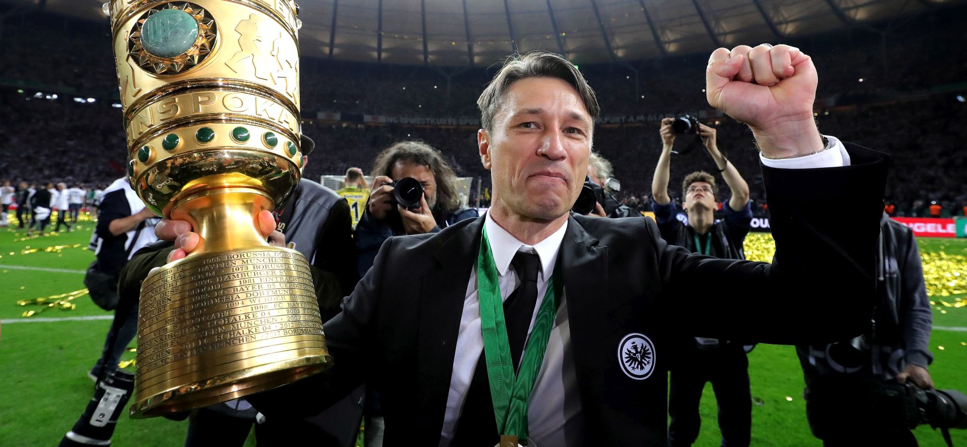 epa06751307 Frankfurt's head coach Niko Kovac celebrates with the trophy after winning the German DFB Cup final soccer match between FC Bayern Munich and Eintracht Frankfurt at the Olympic Stadium in Berlin, Germany, 19 May 2018.

(ATTENTION: The DFB prohibits the utilisation and publication of sequential pictures on the internet and other online media during the match (including half-time). ATTENTION: BLOCKING PERIOD! The DFB permits the further utilisation and publication of the pictures for mobile services (especially MMS) and for DVB-H and DMB only after the end of the match.)  EPA/ARMANDO BABANI