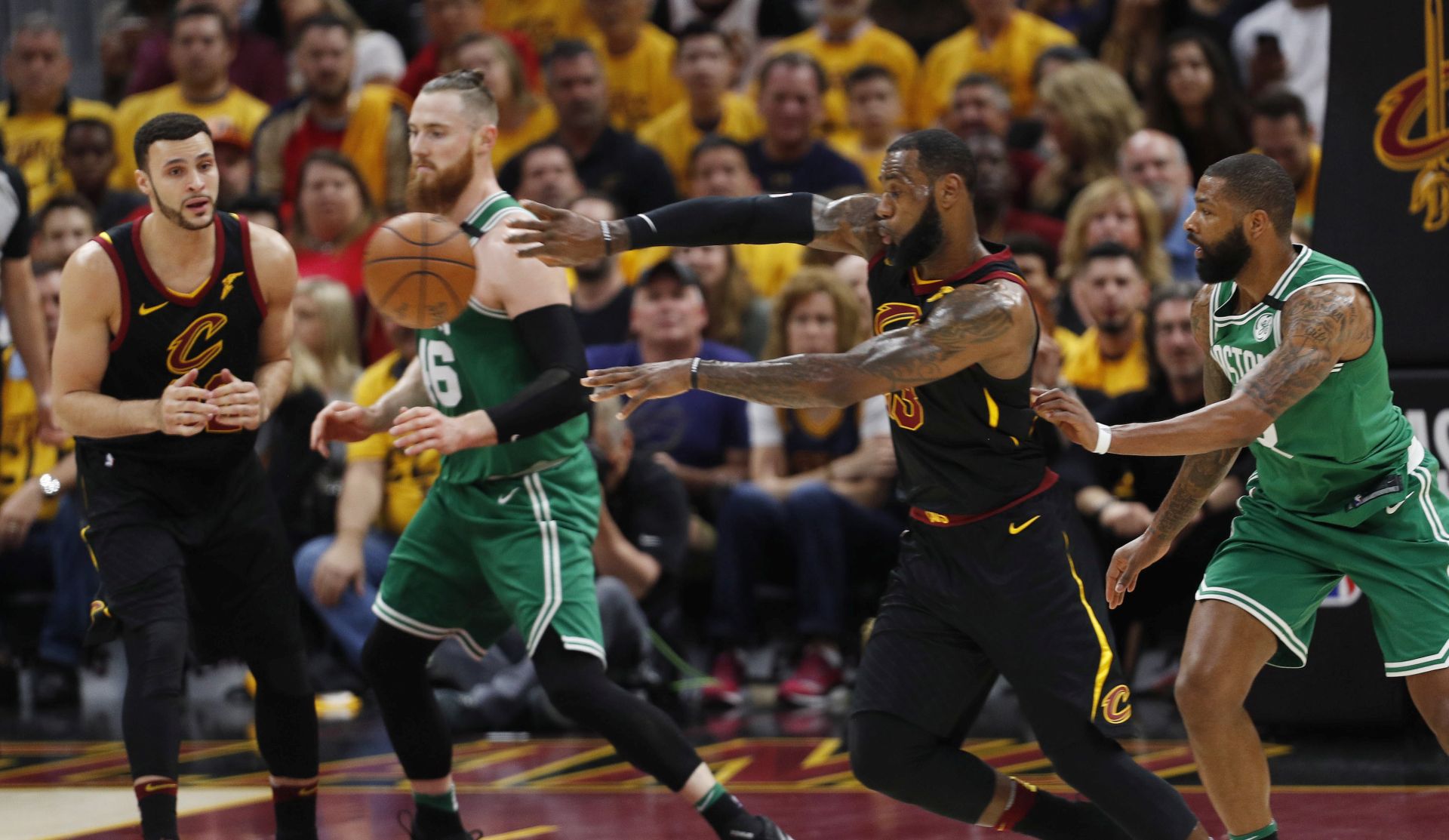 epa06751545 LeBron James (2-R) of the Cleveland Cavaliers passes the ball to teammate Larry Nance Jr. (L) as Boston Celtics center Aron Baynes of Australia (2-L) and Marcus Morris (R) of the Celtics defend during the first half of game three of the Eastern Conference Finals at Quicken Loans Arena in Cleveland, Ohio, USA, 19 May 2018.  EPA/DAVID MAXWELL  SHUTTERSTOCK OUT