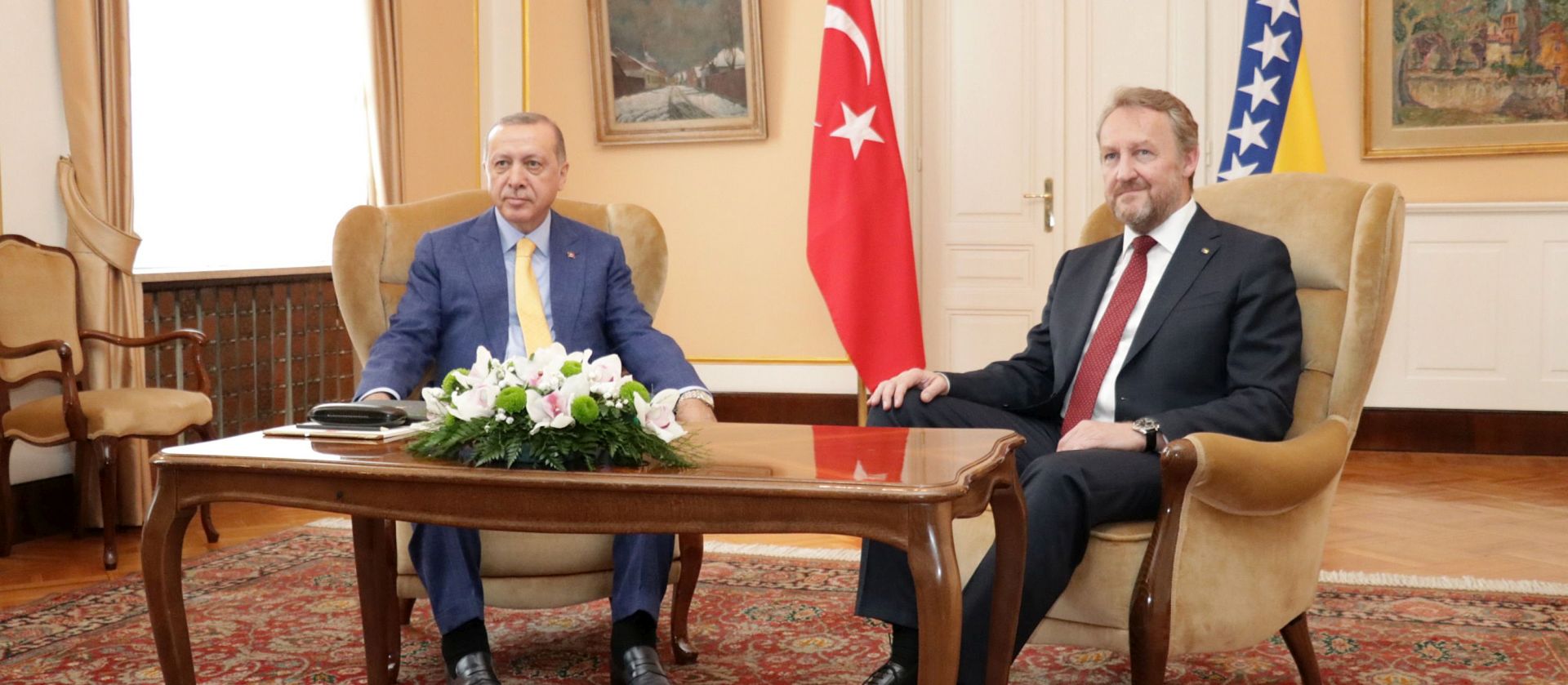 Sarajevo, 20.5.2018 - Turski predsjednik Recep Tayyip Erdogan doputovao je u nedjelju neto prije podneva u Sarajevo u radni posjet Bosni i Hercegovini. U Predsjednitvu Bosne i Hercegovine sastao se s predsjedateljem Predsjednitva Bakirom Izetbegoviæem. Na slici Tayyip Erdogan i Bakir Izetbegoviæ.
foto HINA/ Fena/ Almir Raziæ/ ua