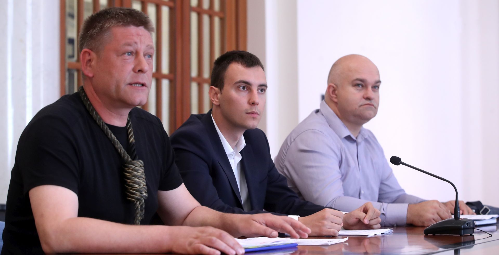 Zagreb, 23.05.2018 - Predstavnik inicijative Ovrni ustanak Danijel Galoviæ, saborski zastupnik Marin kibola i predstavnik meðunarodnog pokreta Mara protiv Monsanta i supredsjednik Slobodne Hrvatske Damir Kristijan Rogina, odrali su tiskovnu konferenciju na temu "Mar za bolju Hrvatsku".
foto HINA/ Damir SENÈAR /ds