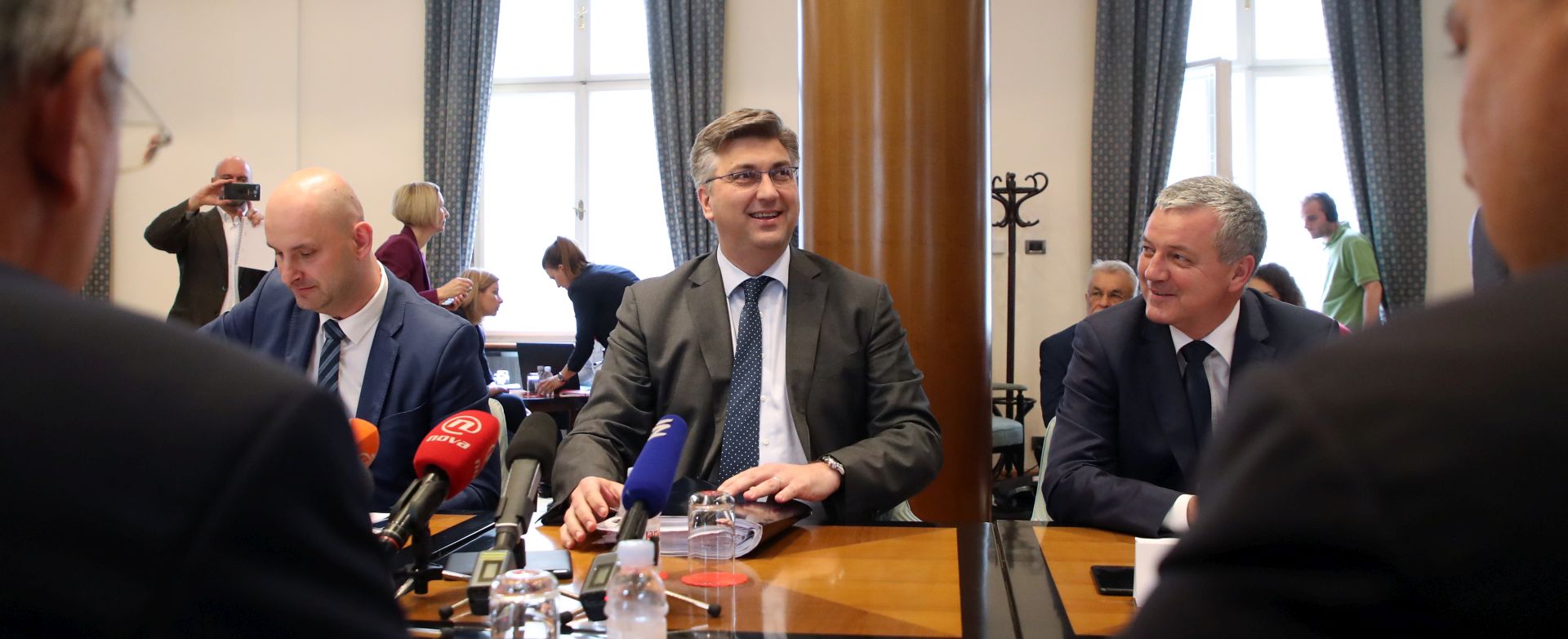 Zagreb, 23.05.2018 - Zajednièka sjednica Odbora za gospodarstvo i Odbora za Ustav, poslovnik i politièki sustav na kojoj su sasluani kandidati za novog potpredsjednika Vlade i novog ministra gospodarstva nakon to je s tih dunosti, zbog afere Hotmail, morala otiæi Martina Daliæ. Na slici premijer Andrej Plenkoviæ, Tomislav Toluiæ i Darko Horvat.
foto HINA/ Damir SENÈAR /ds