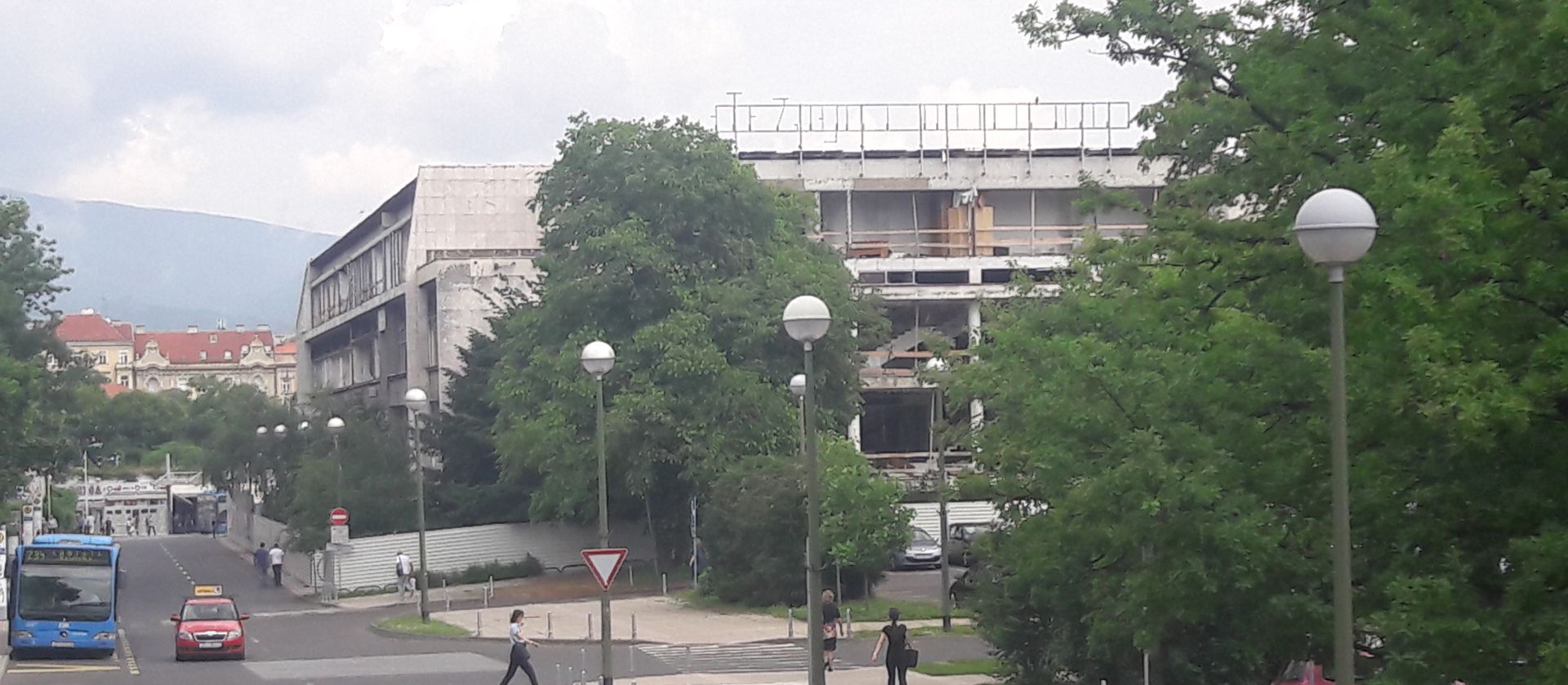 Zagreb, 25.05.2018 -  Zagrebaèki gradonaèelnik Milan Bandiæ rekao je na konferenciji za novinare u petak uoèi drabe na Trgovaèkom sudu za devastiranu zgradu u kojoj je bila nekad Zagrebaèka banka (Zaba) u Paromlinskoj ulici, u neposrednoj blizini gradske uprave, kako novi vlasnik i investitor zgradu mora graditi u postojeæim gabaritima. 
foto HINA/ Aleksandar PANIÆ/ ik