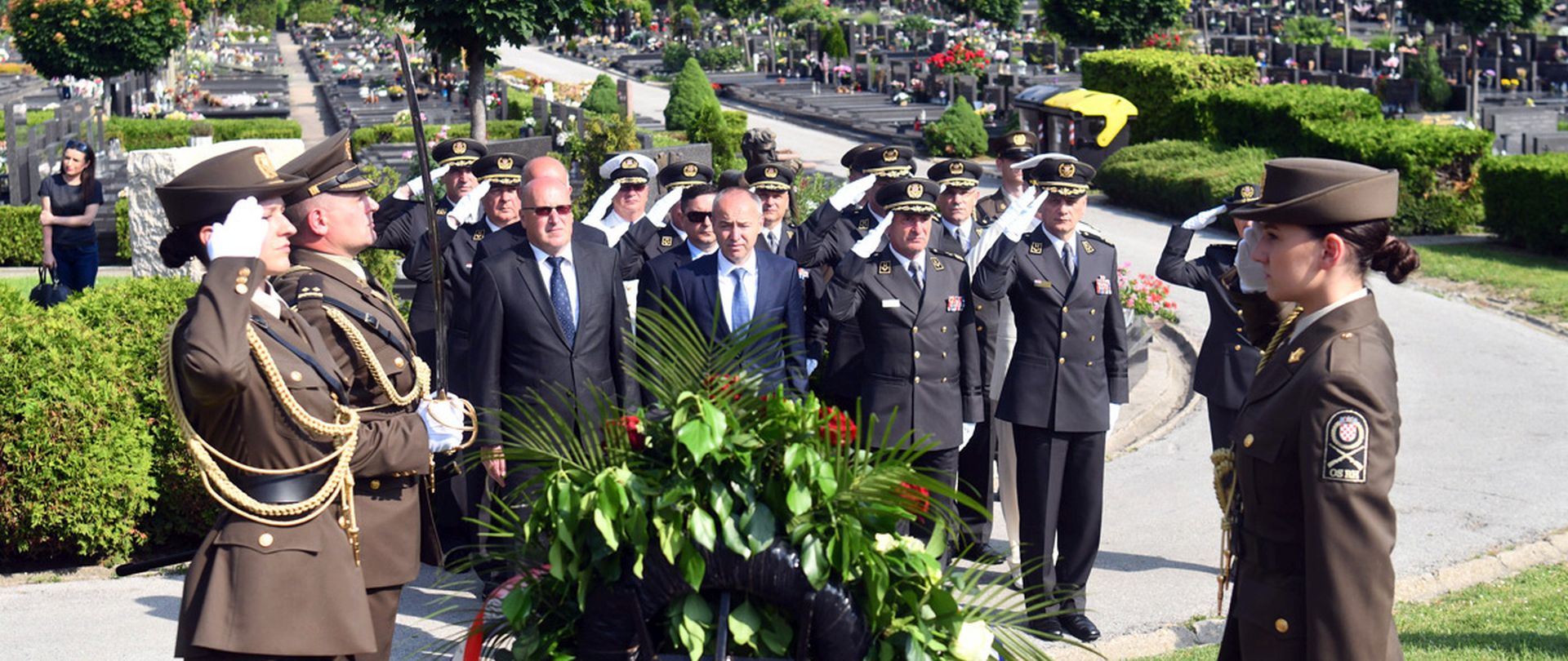 Zagreb, 27.05.2018 - Potpredsjednik Vlade i ministar obrane Damir Krstièeviæ je u nedjelju nakon polaganja vijenaca na  Mirogoju u povodu Dana Oruanih snaga RH rekao kako dananji dan podsjeæa na prolost Hrvatske vojske s kojom se moramo ponositi te je ponovno istaknuo da je ona danas jamac mira i sigurnosti.
foto HINA/ MORH/T.Brandt/ ik