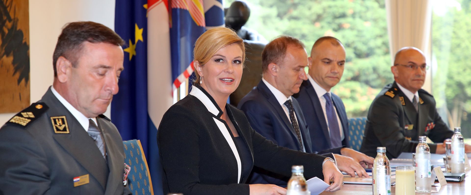 Zagreb, 28.05.2018 - Sjednica Vijeæa za nacionalnu sigurnost u Uredu predsjednice na Pantovèaku. Na slici predsjednica Republike Hrvatske Kolinda Grabar-Kitaroviæ, naèelnik Glavnog stoera Oruanih snaga RH Mirko undov i ravnatelj SOA-e Daniel Markiæ.
foto HINA/ Damir SENÈAR /ds
