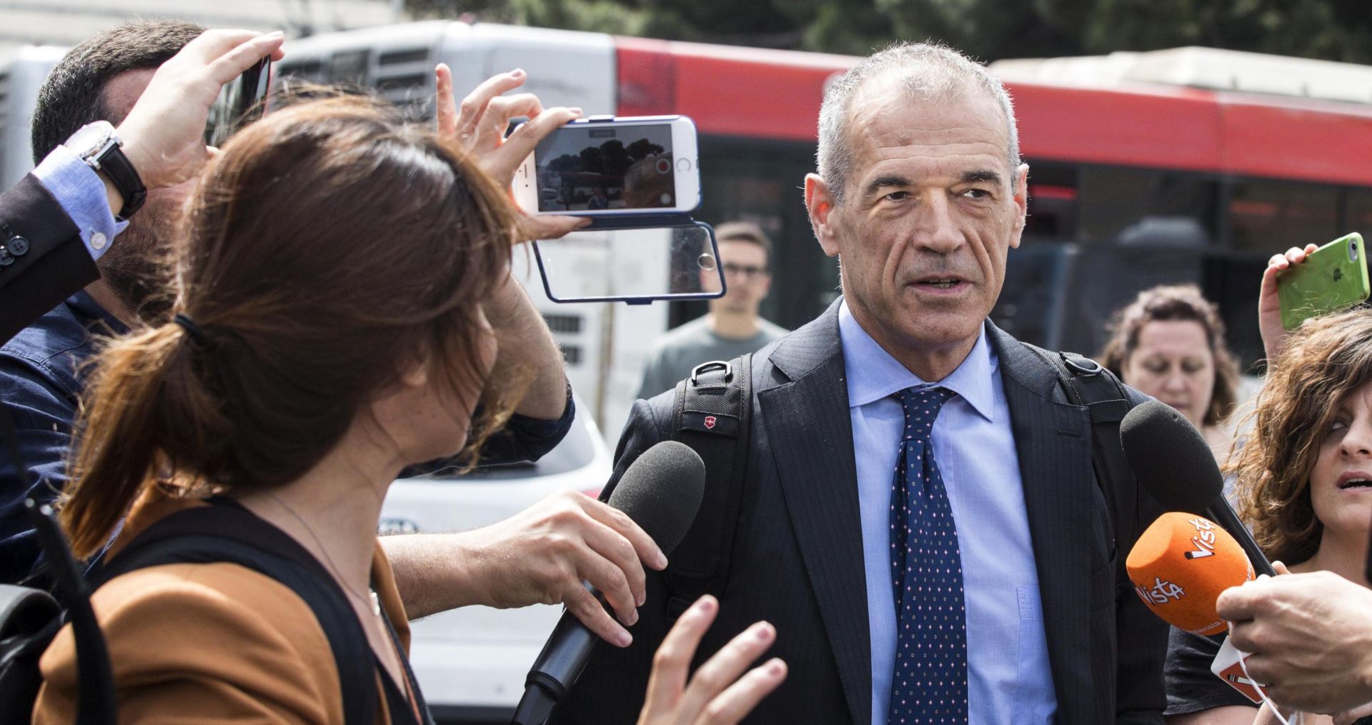 epa06768296 Former Italian spending review commissioner Carlo Cottarelli (C) arrrives at Termini railway station in Rome, Italy, 28 May 2018. President Sergio Mattarella is expected to give former spending review commissioner Carlo Cottarelli a premier mandate.  EPA/ANGELO CARCONI