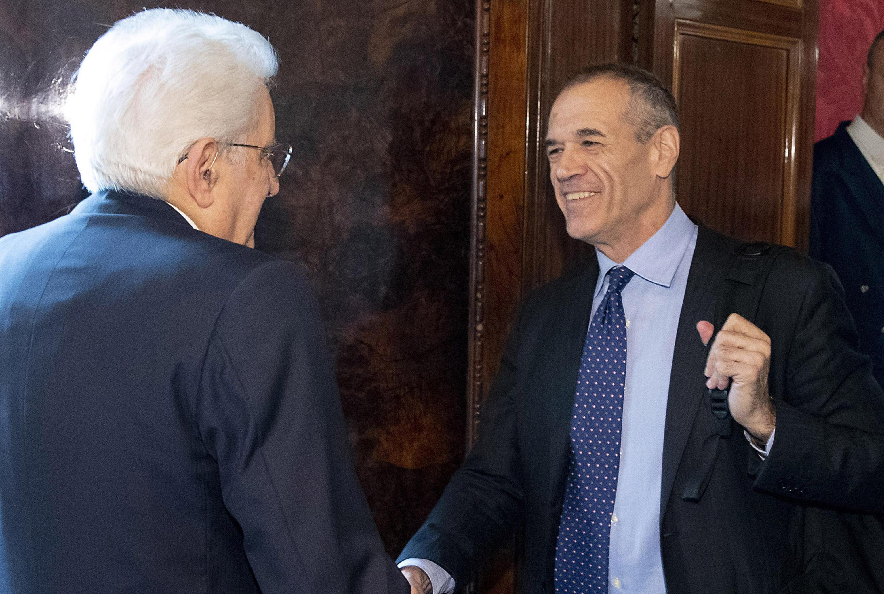 epa06771242 A handout photo made available by the Quirinale Press Office on 29 May 2018 shows Italian Prime Minister-designate Carlo Cottarelli (R) meeting with Italian President Sergio Mattarella (L) at Quirinale Palace in Rome, Italy, 29 May 2018. (ATTENTION EDITORS: Editorial use only in connection with reporting on the events depicted in the image)  EPA/PAOLO GIANDOTTI/QUIRINALE PRESS OFFICE/HANDOUT  HANDOUT EDITORIAL USE ONLY/NO SALES