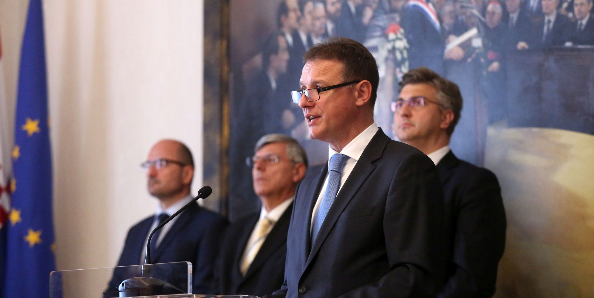Zagreb, 30.05.2018 - U Hrvatskom saboru odran je sveèani prijam u povodu obiljeavanja Dana Hrvatskog sabora, kojem su nazoèili visoki dravni dunosnici, predstavnici politièkoga, drutvenoga, kulturnoga i akademskoga ivota te predstavnici vjerskih zajednica, udruga i diplomatskog zbora u Republici Hrvatskoj. Okupljenima se na poèetku prijama obratio predsjednik Hrvatskoga sabora Gordan Jandrokoviæ. Na fotografiji Milijan Brkiæ, eljko Reiner, premijer Andrej Plenkoviæ, predsjednik Sabora Gordan Jandrokoviæ.
foto HINA/ Denis CERIÆ /dc