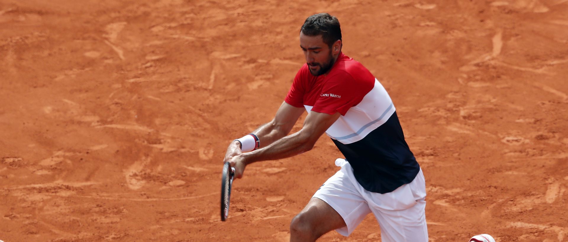 epa06775164 Marin Cilic of Croatia plays Hubert Hurkacz of Poland during their menâ€™s second round match during the French Open tennis tournament at Roland Garros in Paris, France, 31 May 2018.  EPA/GUILLAUME HORCAJUELO