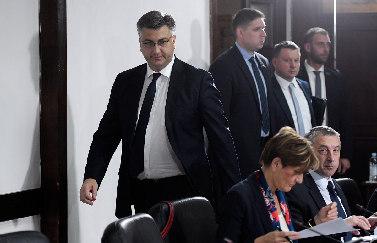 Split, 04.05.2018 - Sjednica Vlade RH u zgradi Banovine u Splitu. Na slici predsjednik Vlade Andrej Plenkoviæ, potpredsjednici Vlade Martina Daliæ i Boris tromar.
foto HINA/ Mario STRMOTIÆ /ds