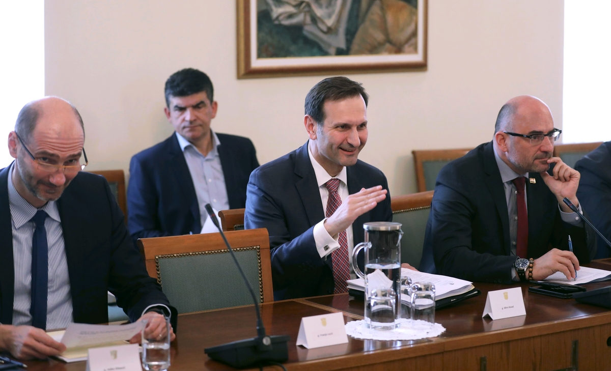 Zagreb, 10.05.2018. - Tematska sjednica Odbora za Hrvate izvan Republike Hrvatske s temom: "Bosna i Hercegovina, poloaj Hrvata u Bosni i Hercegovini i europski put Bosne i Hercegovine". Na fotografiji Joko Klisoviæ, Miro Kovaè, Milijan Brkiæ.  foto HINA/ Lana SLIVAR DOMINIÆ/ lsd