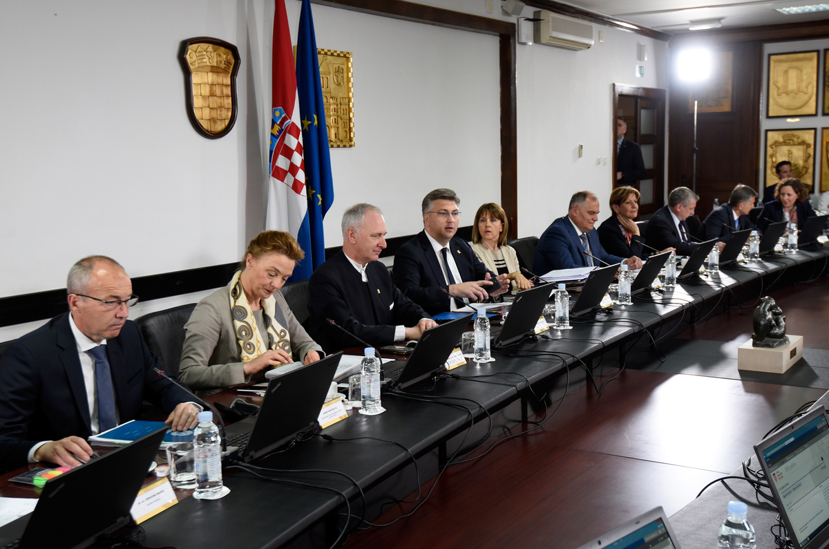 Split, 04.05.2018 - Sjednica Vlade RH u zgradi Banovine u Splitu. Na slici predsjednik Vlade Andrej Plenkoviæ, splitski gradonaèelnik Andro Krstuloviæ Opara, Marija Pejèinoviæ Buriæ, Damir Krstièeviæ, Zdravko Mariæ.
foto HINA/ Mario STRMOTIÆ /ds