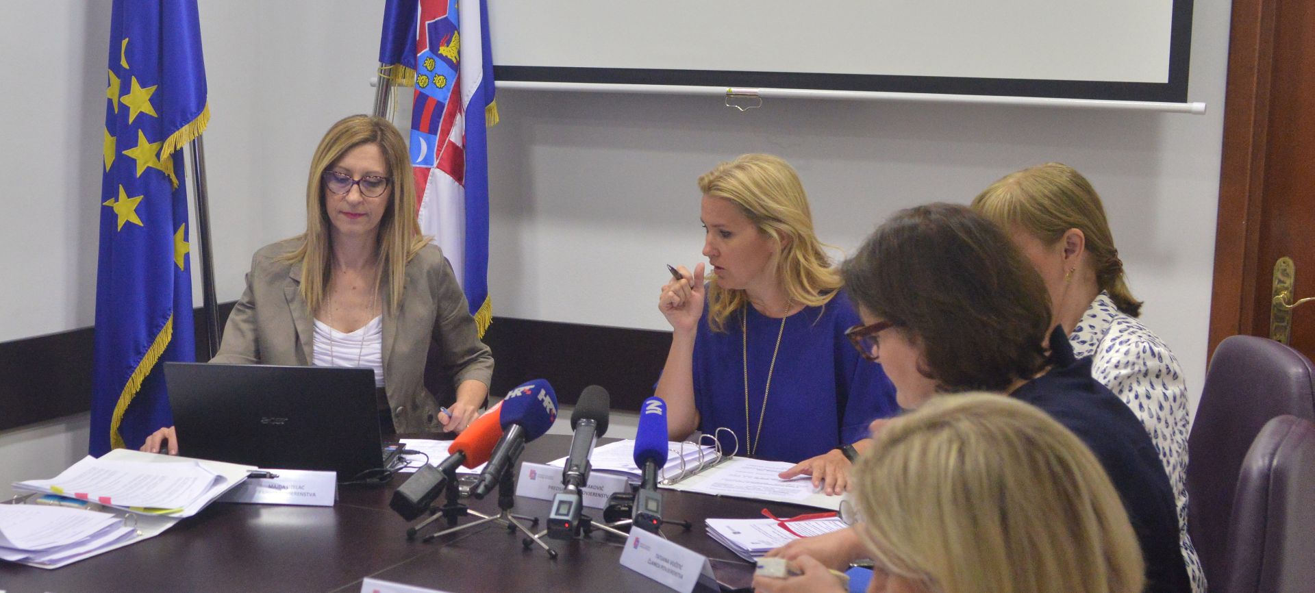 Zagreb, 04.05.2018 - Sjednica Povjerenstva za odluèivanje o sukobu interesa, na sjednici  se uz ostalo odluèivlo o pokretanju ili nepokretanju postupka protiv predsjednika Ustavnog suda Miroslava eparoviæa, potpredsjednika Hrvatskog sabora Sinie Hajda Donèiæa, ravnatelja Hrvatskog memorijalno-dokumentacijskog centra Domovinskog rata Ante Nazora i biveg ministra znanosti i obrazovanja Pave Bariiæa. 
foto HINA/ Admir BULJUBAIÆ/ abu