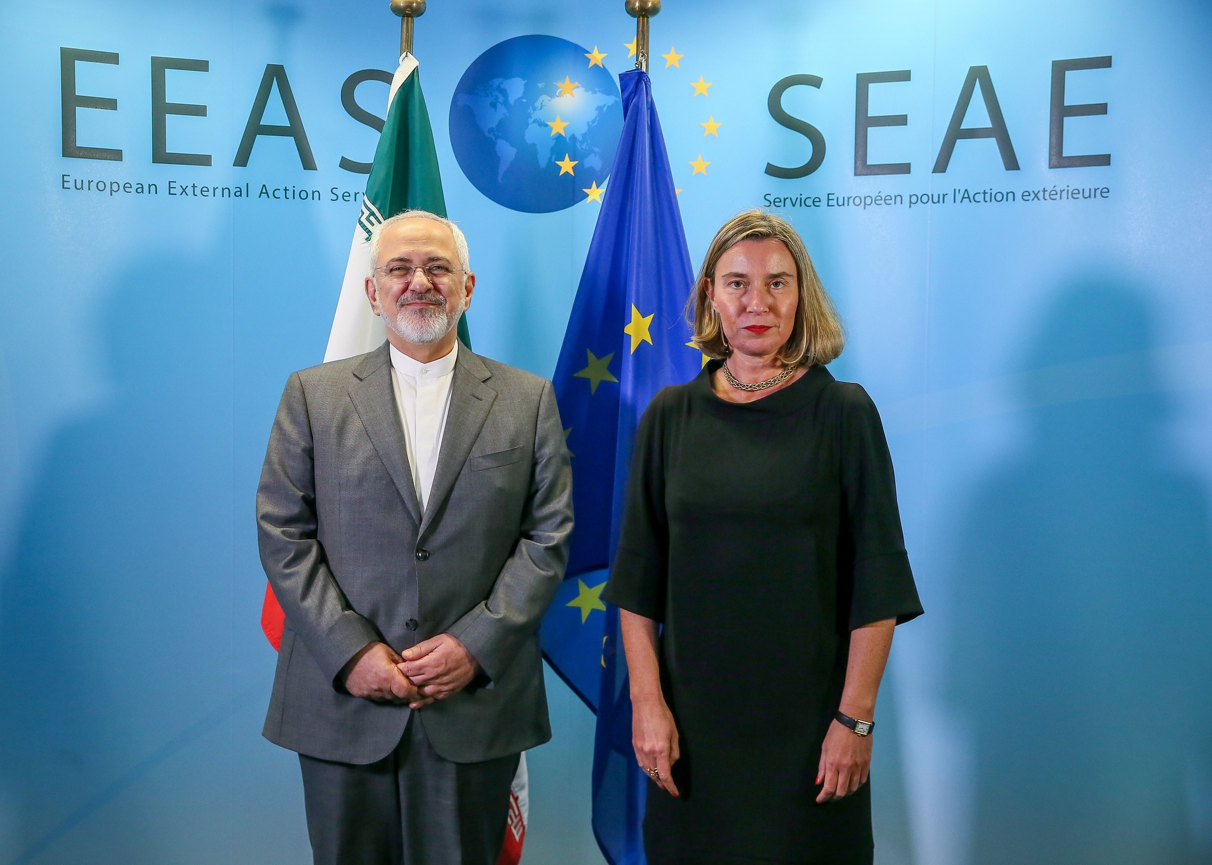 epa06692165 Mohammad Javad Zarif, the Foreign Minister of Iran (L) is welcomed by European Union Foreign Policy Chief Federica Mogherini ahead of a meeting on the side of a conference on 'Supporting the future of Syria and the region' at EEAS, in Brussels, Belgium, 25 April 2018.  EPA/STEPHANIE LECOCQ / POOL