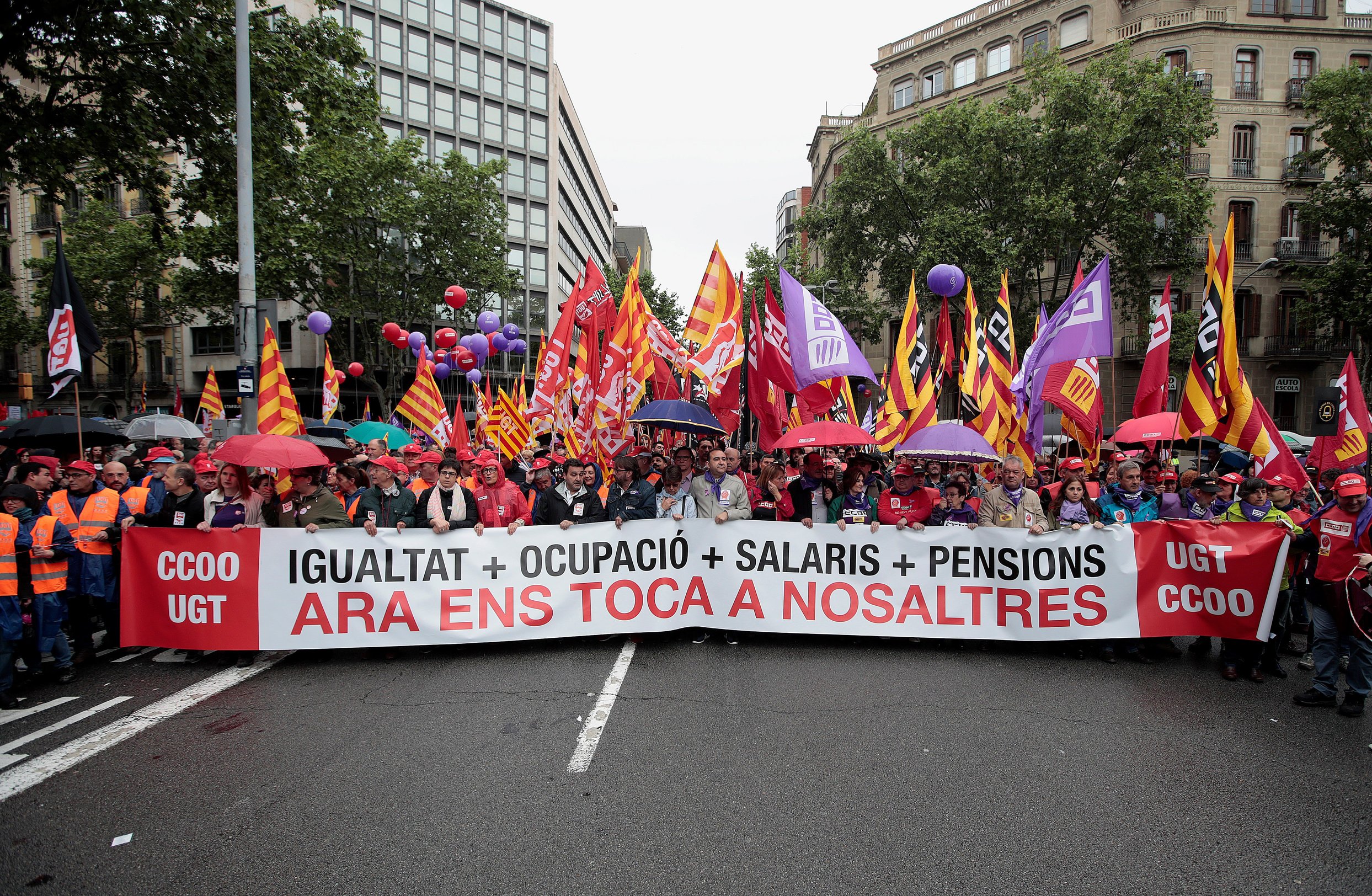 epa06703860 People march in the May Day march called by Unions Comisiones Obreras (CCOO) and Union General de Trabajadores in Barcelona, Spain, 01 May 2018. Labour Day or May Day is observed all over the world on the first day of May to celebrate the economic and social achievements of workers and fight for laborers rights.  EPA/Marta Perez