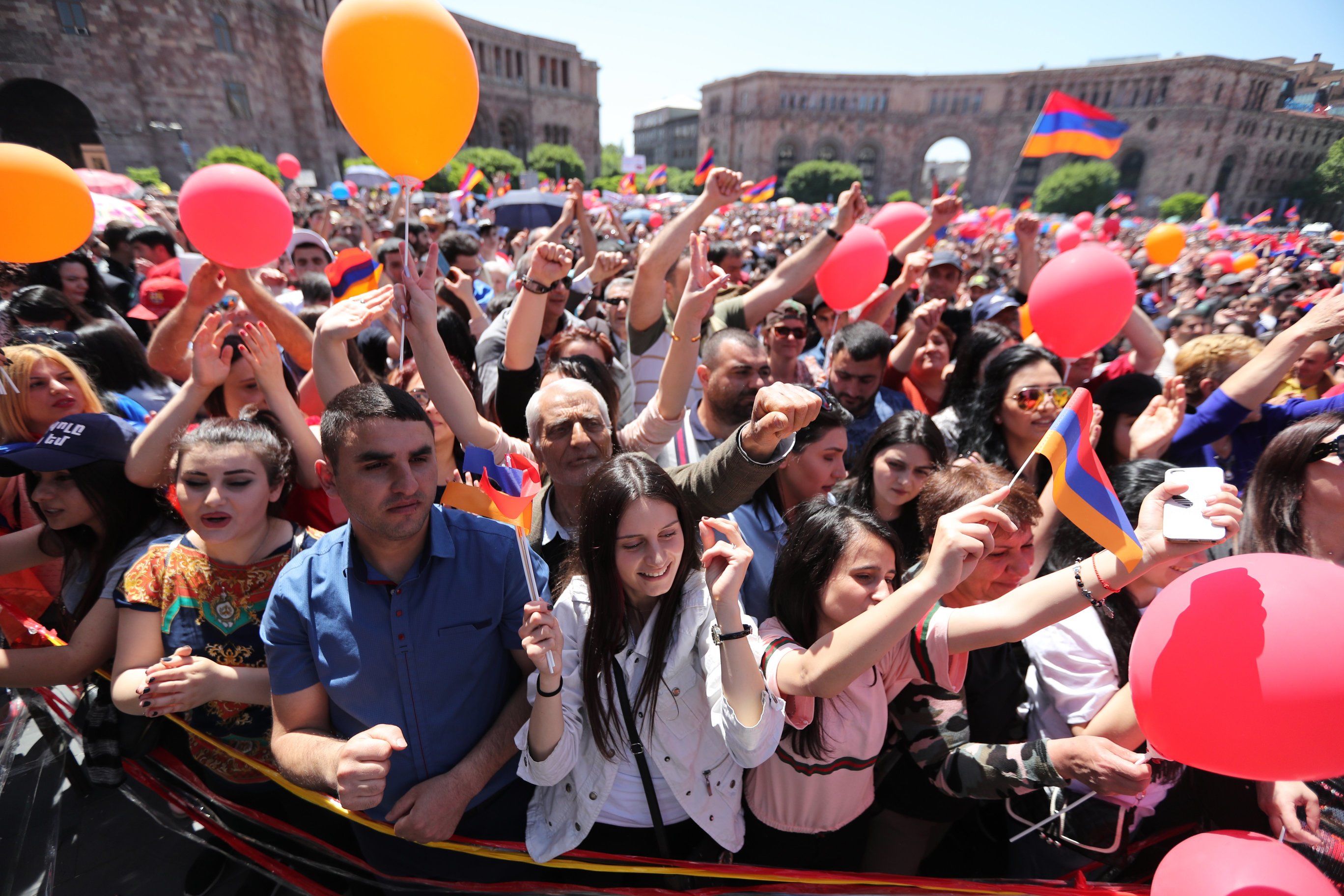 epa06704128 Armenian people attend an opposition rally in Yerevan, Armenia, 01 May 2018. Opposition supporters demand that the acting prime minister, a representative of the ruling Republican Party of Armenia, will be replaced by a people's candidate before early parliamentary elections take place.  EPA/ZURAB KURTSIKIDZE