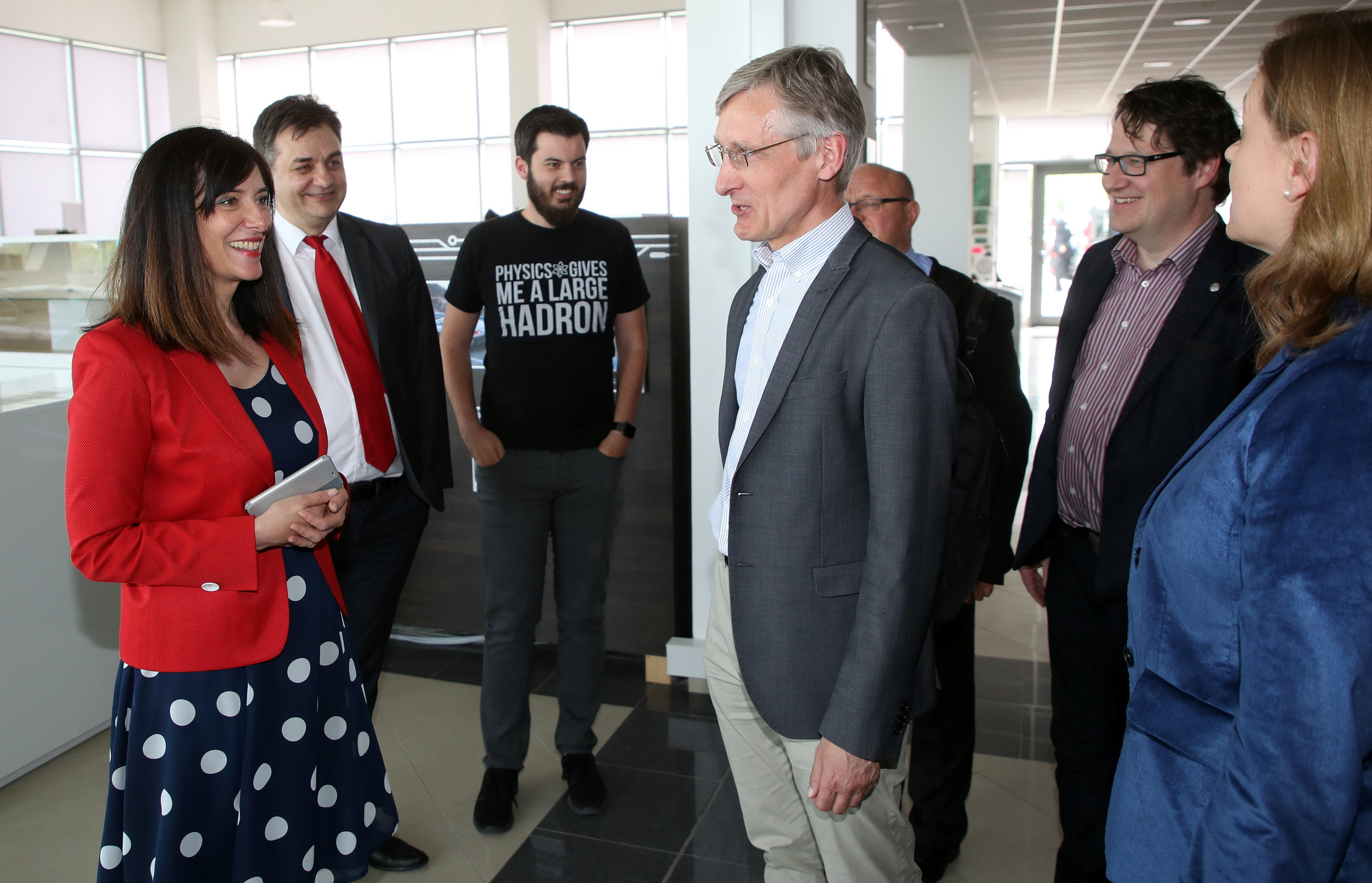 Sveta Nedjelja, 02.05.2018 - Ministrica znanosti i obrazovanja Blaenka Divjak zajedno sa Struènom misijom CERN-a posjetila je tvornicu Rimac Automobili. Peteroèlana Struèna misija CERN-a stigla je u slubeni posjet Republici Hrvatskoj od 2. do 4. svibnja, na posljednji krug pregovora o pridruenom èlanstvu najveæem istraivaèkom laboratoriju na svijetu, a nakon uspjenog posjeta hrvatske delegacije enevi, predvoðene ministricom Divjak. Na slici ministrica Divjak, Mate Rimac i predstavnici CERN-a.
foto HINA/ Damir SENÈAR /ds