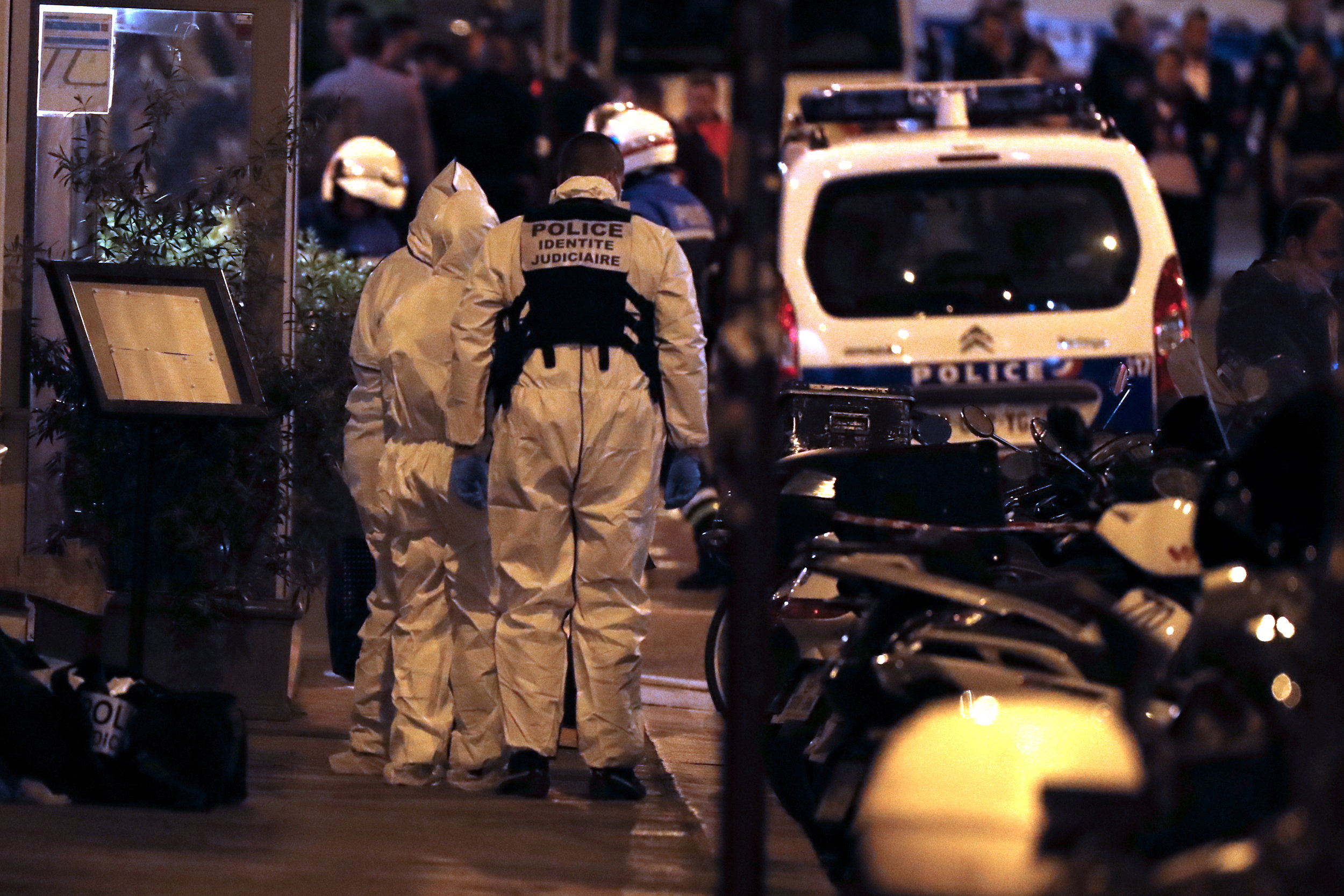 epa06732054 French forensic police officers put on scrubs next to the place where a man attacked and stabbed several people in Paris, France, 12 May 2018. According to the latest reports, two persons are dead including the attacker, several were injured.  EPA/ETIENNE LAURENT