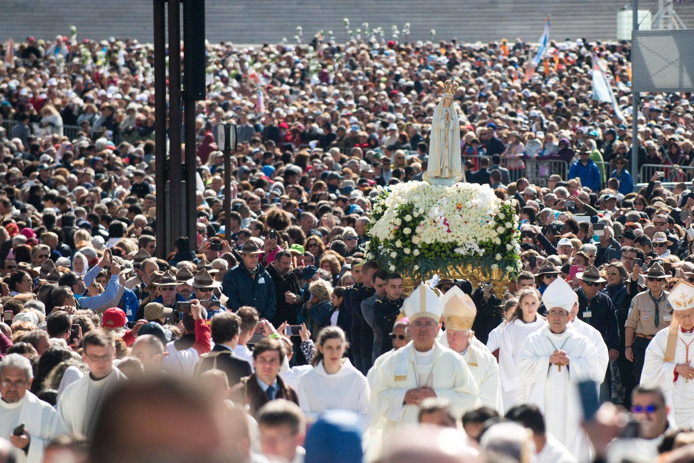 epa06732717 The figure of Our Lady of Fatima is carried in a procession during the annual 13th May celebrations of the 1917 'apparition' at Fatima Sanctuary in Ourem, Portugal, 13 May 2018. The 13th May annual pilgrimage marks the first apparition of Our Lady of Fatima on 13 May 1917.  EPA/RICARDO GRACA