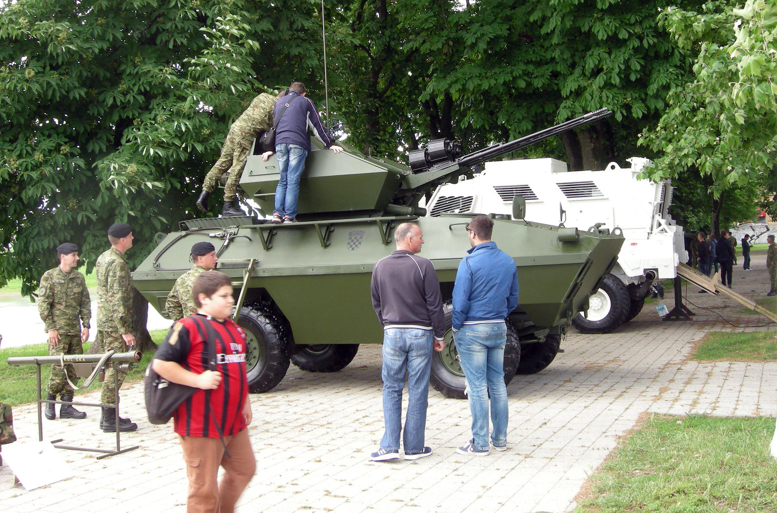 Sisak 15.5.2018. - Prije 27 godina, 15. svibnja 1991. godine, u vojarni "Trstenik" pokraj  Dugog Sela, utemeljena je Druga gardijska brigada "Gromovi". Brojnim sveèanostima, 27. obljetnica brigade, te 11. obljetnica Druge mehanizirane bojne "Gromovi", koja nastavlja njenu tradiciju, obiljeene su u Sisku i Petrinji. foto HINA/ ml