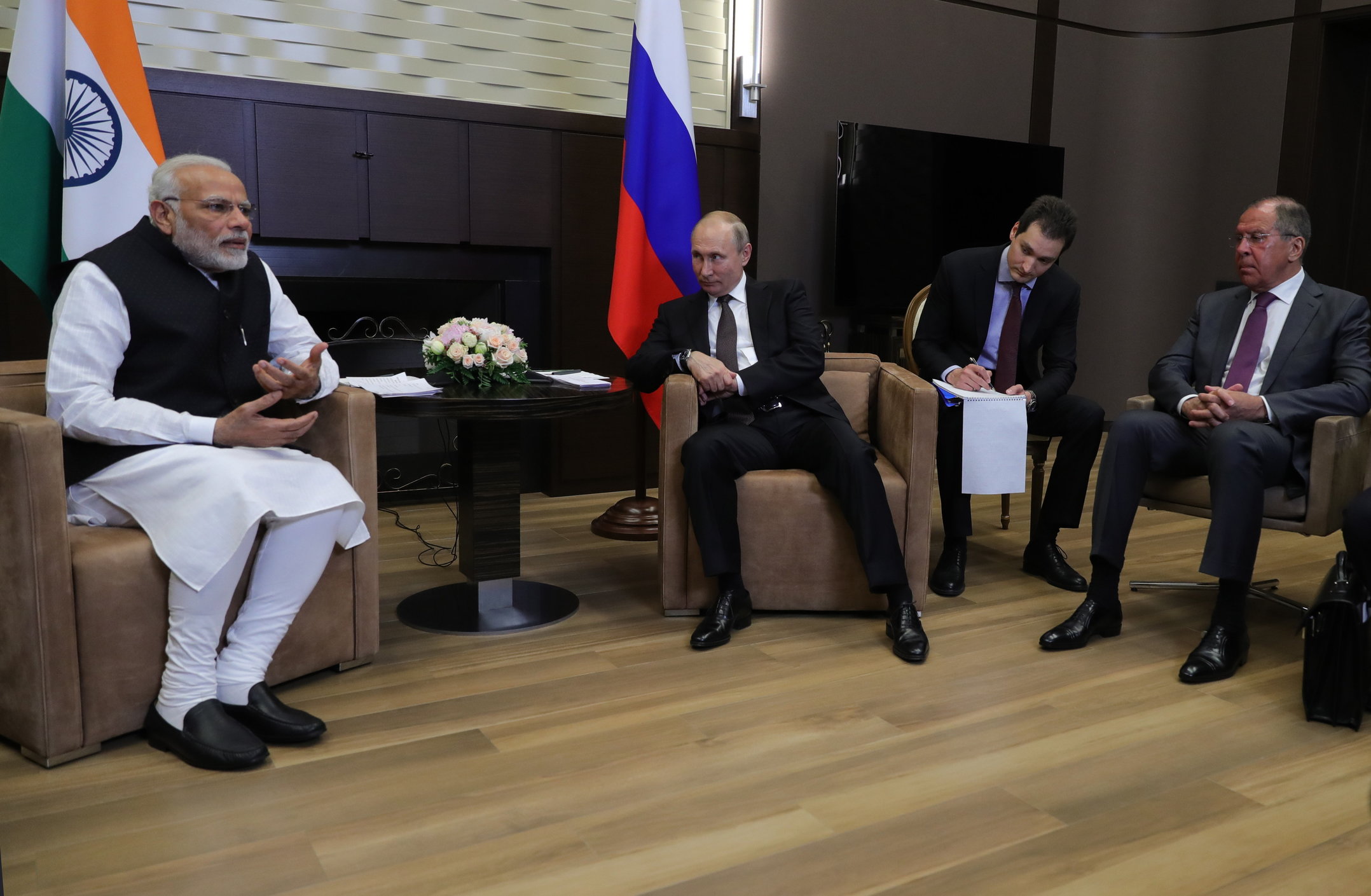 epa06754545 Russian President Vladimir Putin (2-L) and Russian Foreign Minister Sergei Lavrov (R) attend a meeting with Indian Prime Minister Narendra Modi (L) in the Black sea resort of Sochi, Russia, 21 May 2018. Indian Prime Minister Narendra Modi is on a working visit in Russia.  EPA/MICHAEL KLIMENTYEV / SPUTNIK / KREMLIN POOL MANDATORY CREDIT