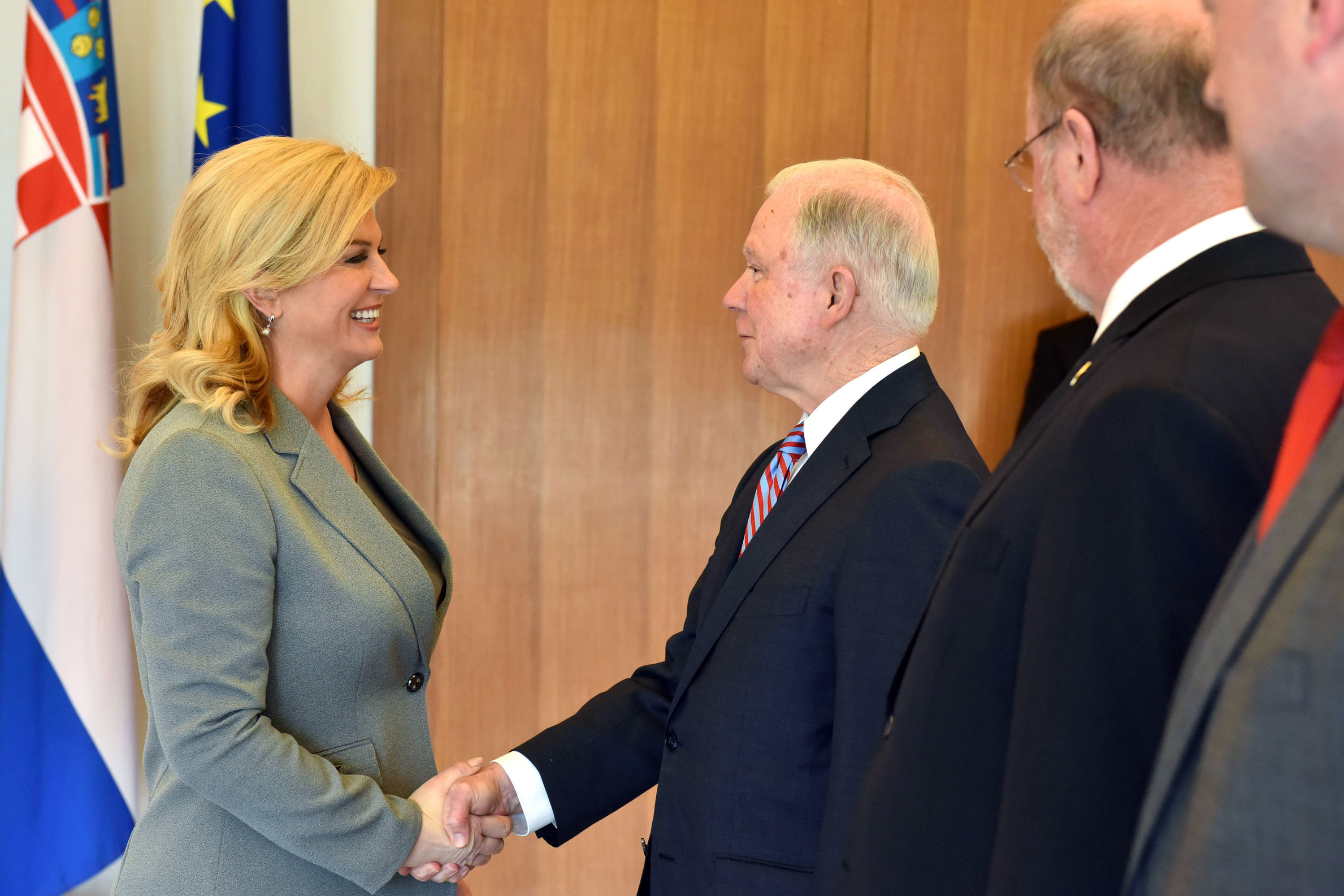Zagreb, 24.5.2018. - Predsjednica Republike Hrvatske Kolinda Grabar-Kitaroviæ (L) sastala se s glavnim dravnim odvjetnikom Sjedinjenih Amerièkih Drava Jeffersonom B. Sessionsom (D). foto HINA/ Ured predsjednice/ ml