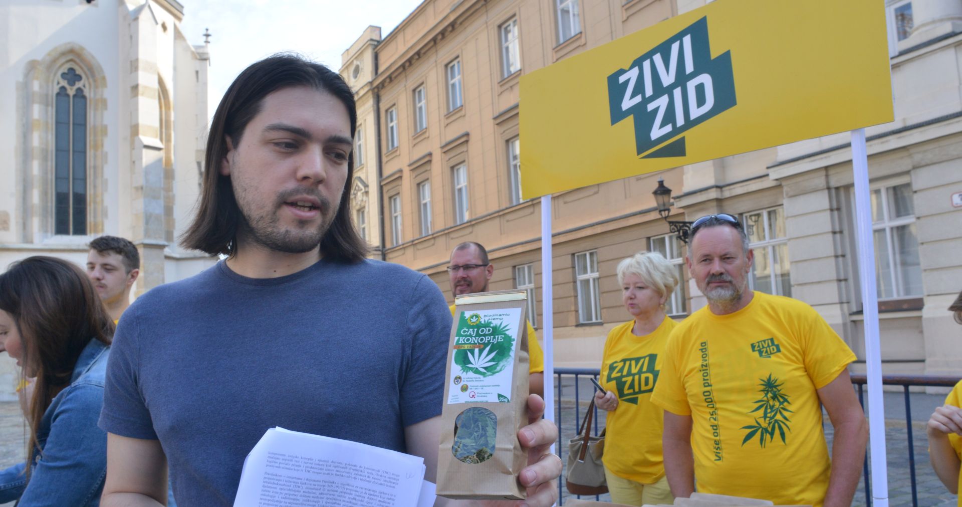 Zagreb, 10.05.2018 - Povodom dananje rasprave u Hrvatskom saboru na temu Zakona o legalizaciji konoplje, ivi zid je organizrao konferenciju za medije ispred zgrade Sabora, na kojoj je sudjelovalo i nekoliko OPG-ova i proizvoðaèa koji se bave konopljom. Na fotografiji Ivan Vilibor Sinèiæ.
foto HINA/ Admir BULJUBAIÆ/ abu