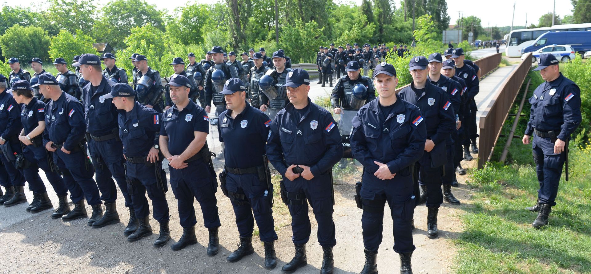 Jarak/ Hrtkovci, 06.05.2018 - Svi prilazi selu Hrtkovci, u kojem Vojislav eelj i Srpska radikalna stranka (SRS) unatoè slubenoj zabrani u nedjelju planiraju odrati miting, potpuno su blokirani, a jake snage policije i andarmerije kordonima su zaprijeèile kljuène magistralne pravce. 
foto HINA/ TANJUG/ Tanja VALIÈ/ ik