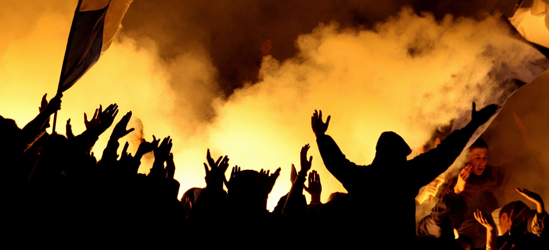 Zagreb, 07.01.2011 - Arhivska fotografija navijaèa Dinama tijekom utakmice Kupa Uefa izmeðu Dinama i NEC-a 23.10.2008. godine. Vlada je na dananjoj sjednici usvojila izmjene Zakona o sprjeèavanju nereda na portskim natjecanjima kojima se pootravaju mjere protiv navijaèa sklonih huliganskom ponaanju. 
foto FaH/ Damir SENÈAR/ ds