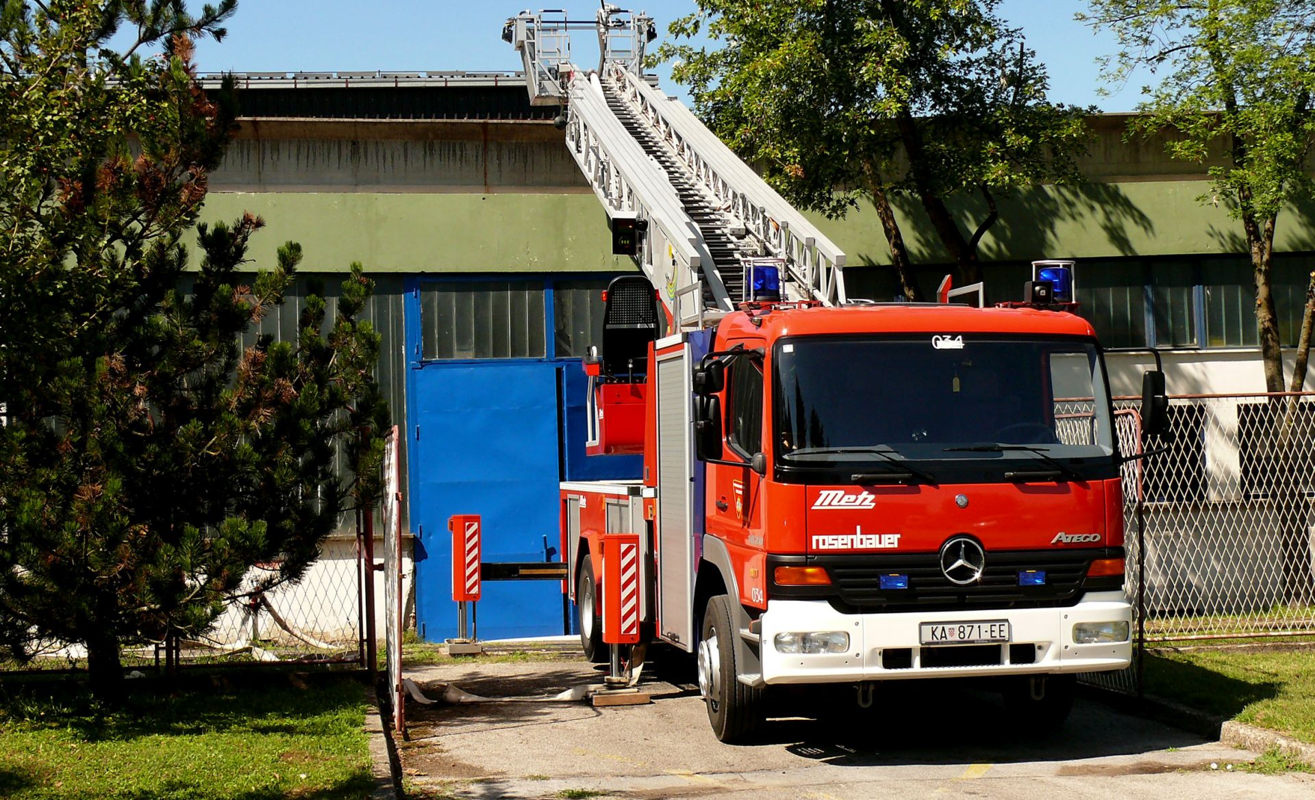 Karlovac, 31.08.2009 - U Tvornici plinskih turbina iz zasad neutvrðenih razloga, u 9,08 sati izbio je poar u ventilacijskom otvoru lakirnice, no poar je u poèetnoj fazi i ugaen, saznajemo od zapovjednika karlovaèke Javne vatrogasne postrojbe Roberta Hraniloviæa. Po njegovim rijeèima s poarita, zbog èinjenice da je poar izbio u lakirnici na teren su izala tri vatrogasna vozila s ukupno 10 vatrogasaca te je irenje poara pravodobno zaustavljeno.
foto FaH/ Mladen VOLARIÆ /ds
