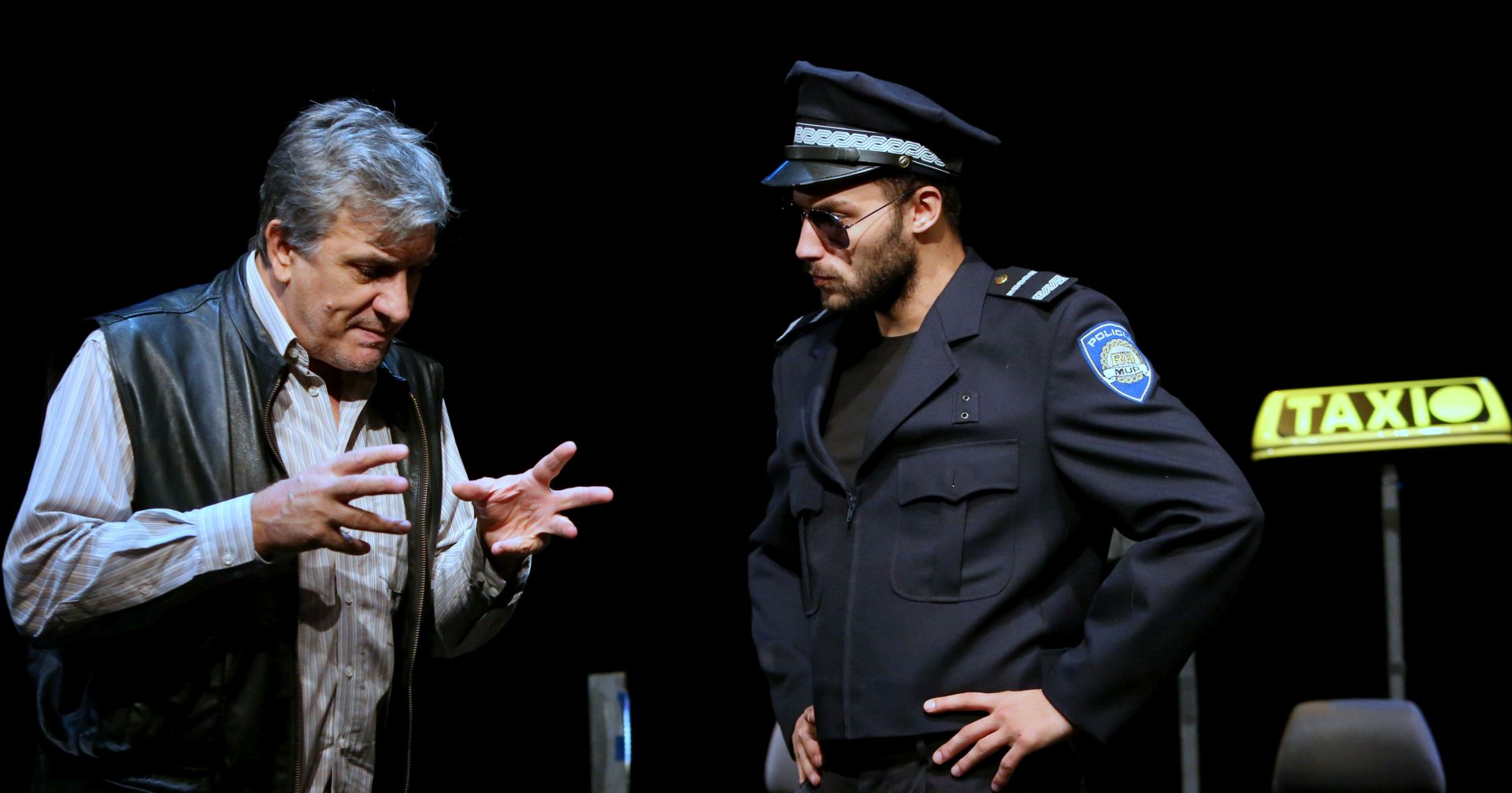 Zagreb, 7. listopada 2016. - U Teatru Exit premijerno je izvedena predstava "Taksimetar" po tekstu slovenskoga pisca Gorana Vojnoviæa i u reiji Matka Ragua. U predstavi glume Zijad Graèiæ i Robert Budak.
foto HINA / Teatar Exit / Radomir Saraðen / mm
