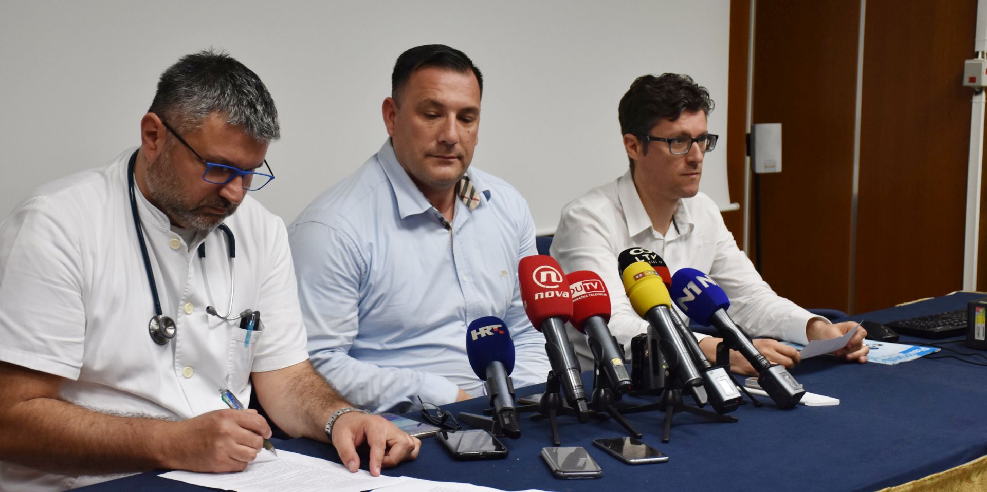 Dubrovnik, 29.05.2018 - Mukarac iz Stona zaraen ospicama, koji je u petak hospitaliziran u dubrovaèkoj Opæoj bolnici, u dobrom je stanju i do kraja tjedna bi trebao biti puten na kuænu njegu, a ne moe se iskljuèiti moguænost da je nekoga zarazio i da se bolest neæe dalje iriti, izjavio je u utorak u Dubrovniku ravnatelj zavoda za javno zdravstvo Dubrovaèko-neretvanske upanije Mato Lakiæ. Na slici Stjepan Ðurièiæ, Marijo Bekiæ i Mato Lakiæ.
foto HINA/ Baldo MARUNÈIÆ/ ik