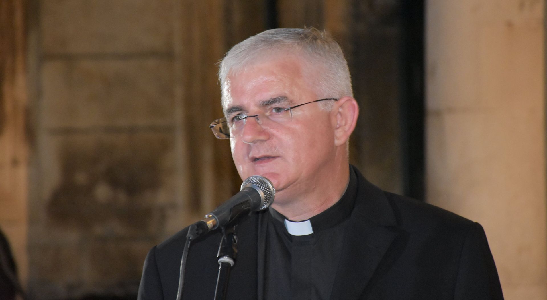 Dubrovnik, 30.05.2018. - Izložbena instalacija „Skriveni trečento“ predstavljena je u srijedu navečer pred dubrovačkim Kneževim dvorom kao rezultat višegodišnjeg projekta "Nepoznata trečentistička slikarska radionica - deatribucija Matka Junčića i Ivana Ugrinovića" Hrvatskog restauratorskog zavoda. Na fotografiji Mate Uzinić.
foto HINA/ Baldo MARUNČIĆ/ ml
