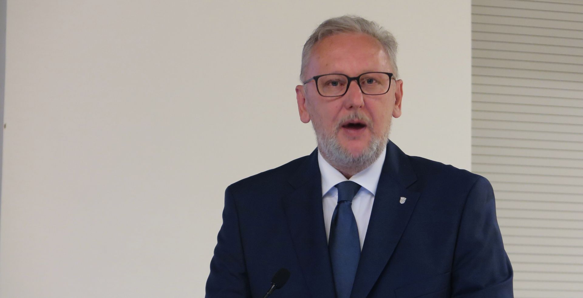 Pula, 01.06.2018. -  Ministar unutarnjih poslova Davor Božinović u petak je, komentirajući slučaj hvatanja ilegalnih migranata na području Donjeg Srba i ranjavanja dvoje djece, izjavio da su policijski službenici postupili opravdano, u skladu sa zakonom, jer su se nalazili u situaciji koja je prijetila njihovim životima, a sukladno pravilima struke i hrvatskim zakonima u takvim situacijama dopuštena je uporaba vatrenog oružja.
Na fotografiji Davor Božinović.
foto HINA/ Daniel SPONZA/ es
