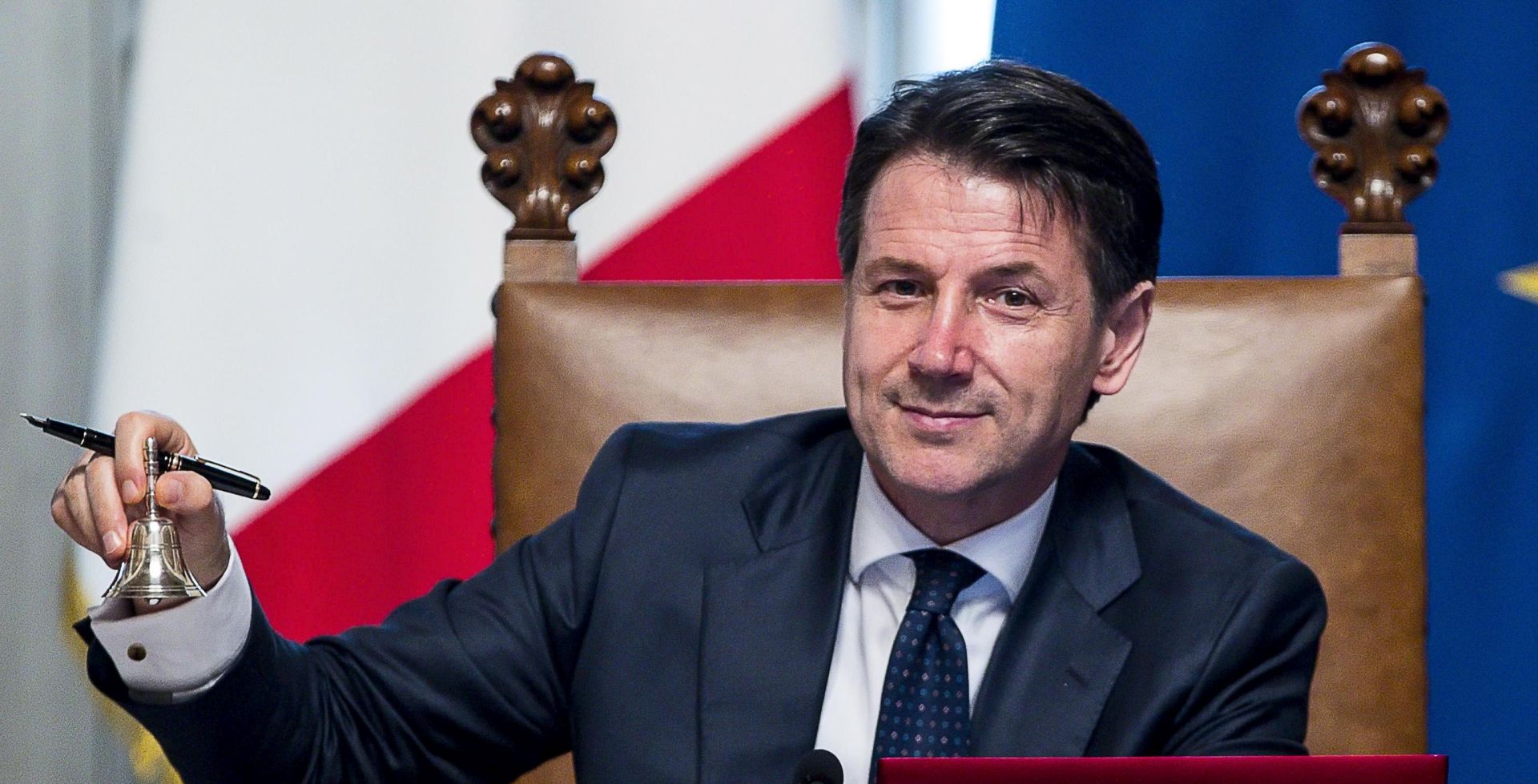 epa06778943 Newly appointed Italian Prime Minister Giuseppe Conte rings the small silver bell to open the first council of Ministers at Chigi Palace in Rome, Italy, 01 June 2018. New Italian Prime Minister Giuseppe Conte accepted from President Sergio Mattarella the mandate to lead a coalition government made between the anti-establishment Five Star (M5S) and the right-wing League, ending months of political uncertainty. The new government features 18 ministers, including five women.  EPA/ANGELO CARCONI
