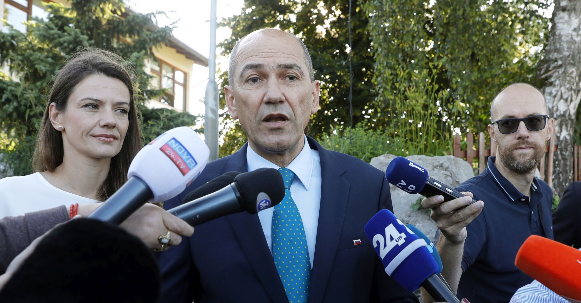epa06781837 Janez Jansa (C), leader of right-wing Slovenian Democratic Party (SDS),  gives a statement to the media during the snap parliamentary elections at a polling station Sentilj pri Velenju, Slovenia, 03 June 2018. Slovenia holds snap parliamentary elections sparked by the resignation of Prime Minister Cerar in March.  