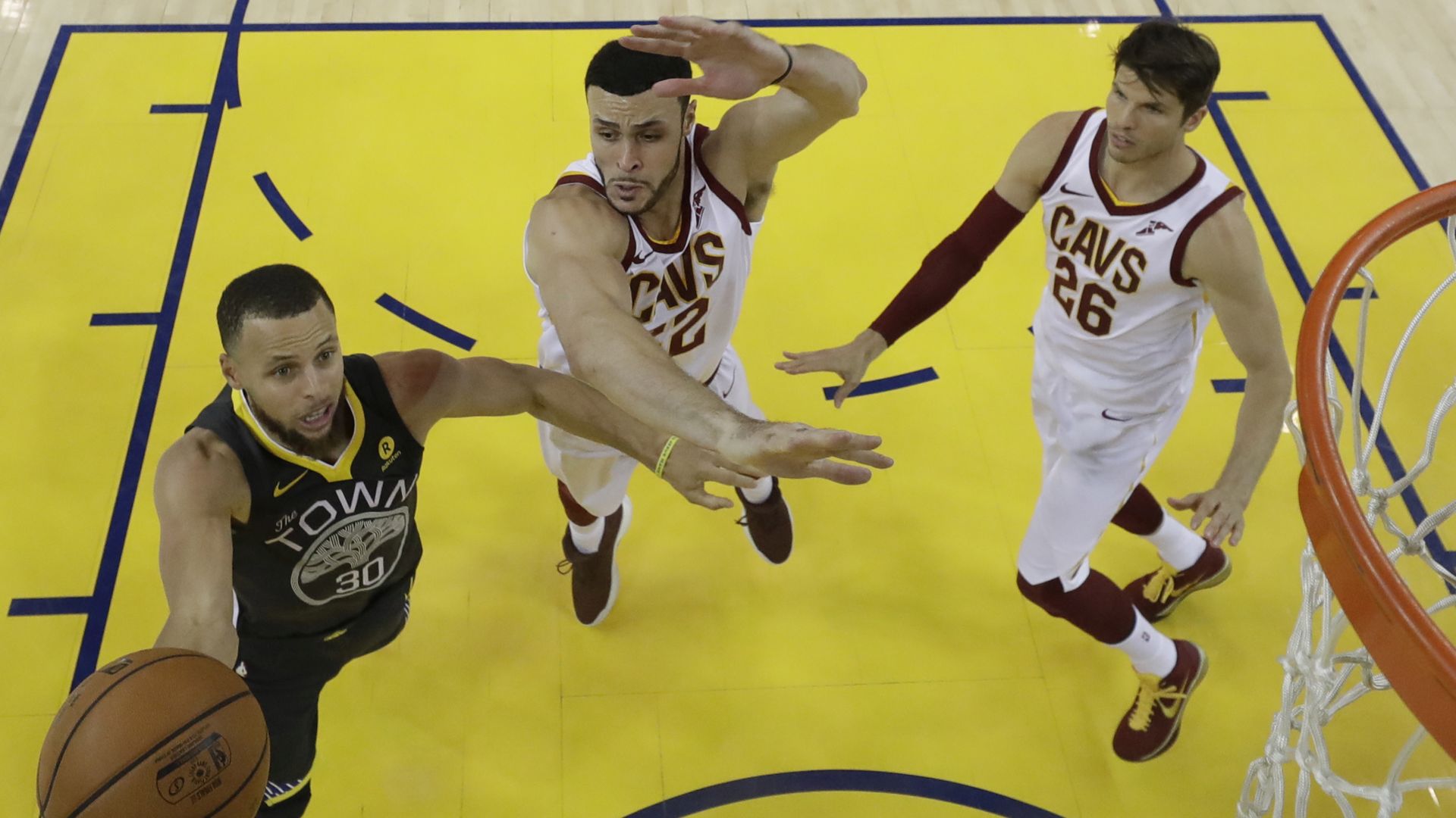 epa06783870 Golden State Warriors player Stephen Curry (L) goes to the basket against Cleveland Cavaliers player Larry Nance Jr. (R) in the second half of game two of the NBA Finals at Oracle Arena in Oakland, California, USA, 03 June 2018. The winner of the best of seven will be the NBA champions.  EPA/MARCIO JOSE CANCHEZ / ASSOCIATED PRESS / POOL  SHUTTERSTOCK OUT