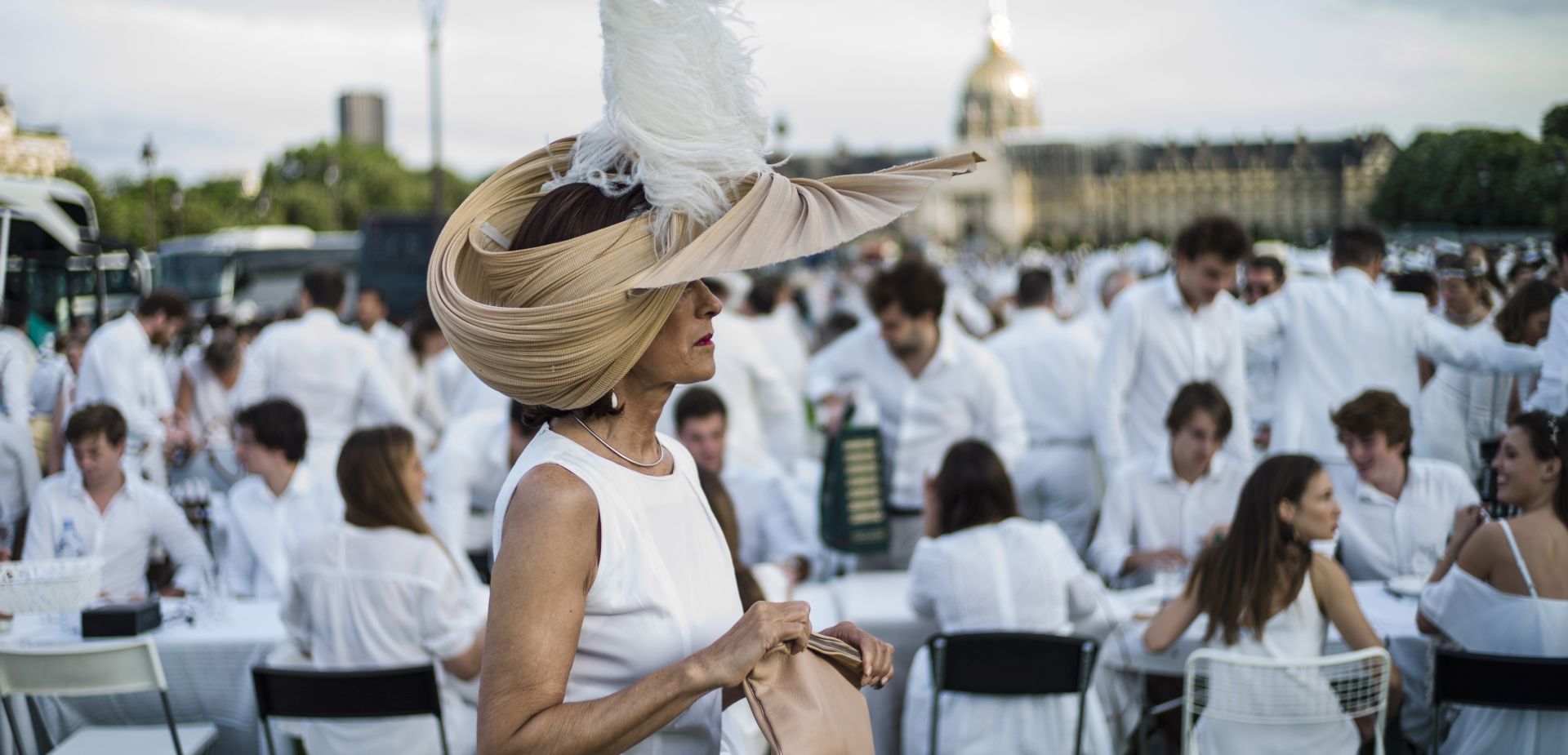 epaselect epa06783645 Thousands of people dressed in white share a dinner by the Invalides during the 30th edition of the 'Diner en Blanc' 'Dinner in White' in Paris, France, 03 June 2018.  EPA/YOAN VALAT