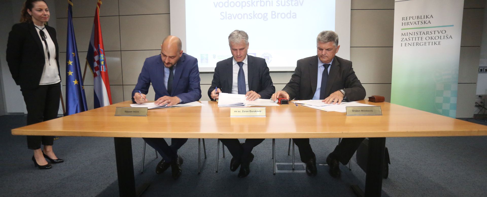 Zagreb, 04.06.2018 - Predstavnici Hrvatskih voda, Vodovoda Slavonskog broda i Vinkovačkog vodovoda i kanalizacije potpisali su sporazum kojim se osigurava dovod vode u vodoopskrbni sustav Slavonskog broda čime će se omogućiti potrebna količina vode za ljudsku potrošnju na području Slavonskog broda i susjednih općina. Na fotografiji Stjepan Aščić, Zoran Đuroković, Dražen Milinković. foto HINA/ Daniel KASAP/ dk