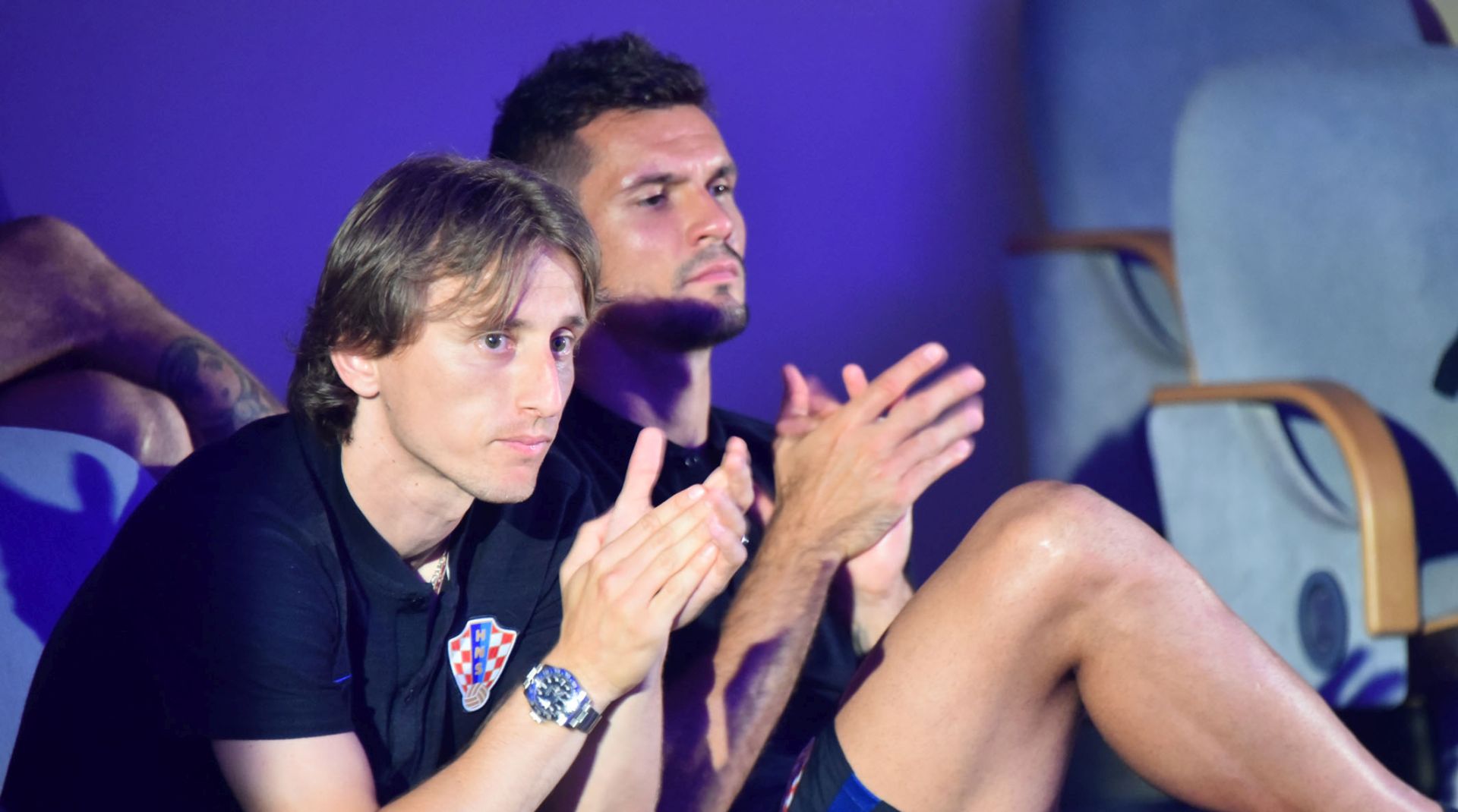 Vukovar, 7.6.2018. - Hrvatski nogometni savez organizirao je prvu dodjelu Trofeja HNS-a u Hrvatskom domu u Vukovaru. Nagrade su dodijeljene za najboljeg hrvatskog nogometaa, za najboljeg mladog nogometaa, za najboljeg nogometaa Prve HNL, za najboljeg vratara Prve lige, za najboljeg prvoligakog trenera, za najboljeg nogometaa Druge HNL, za najboljeg malonogometaa, za najbolju nogometaicu i najboljeg suca Prve lige. Na slici Luka Modriæ i Dejan Lovren.
foto HINA/ ua
