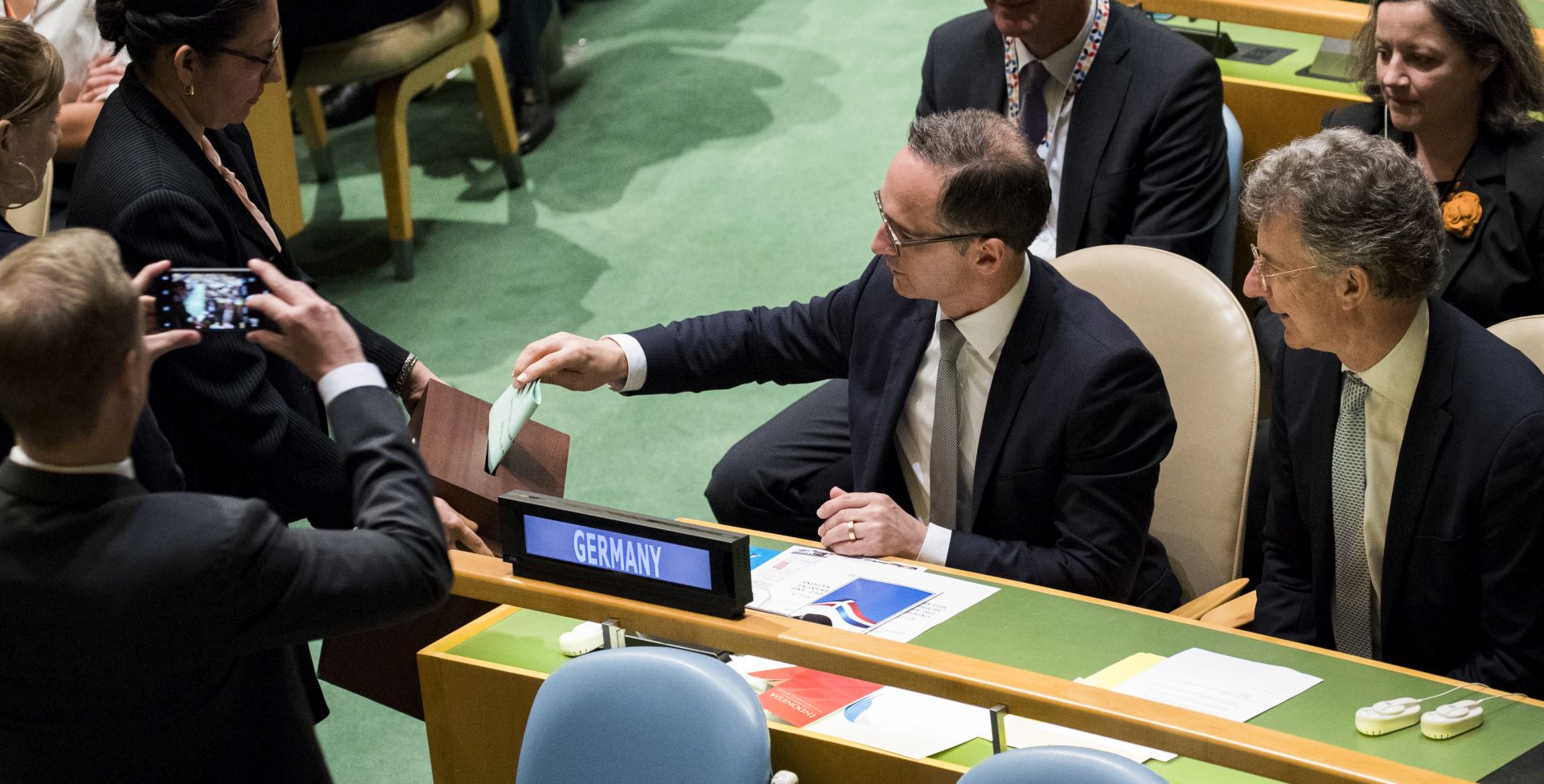 epa06794341 German Foreign Minister Heiko Maas (C) casts Germany's ballot as Germany's Ambassador to the UN Christoph Heusgen (R) looks on during voting for the five non-permanent seats on the United Nations Security Council in the United Nations General Assembly in New York, New York, USA, 08 June 2018. The Security Council has five non-permanent members who are elected by secret ballot each year.  EPA/STR
