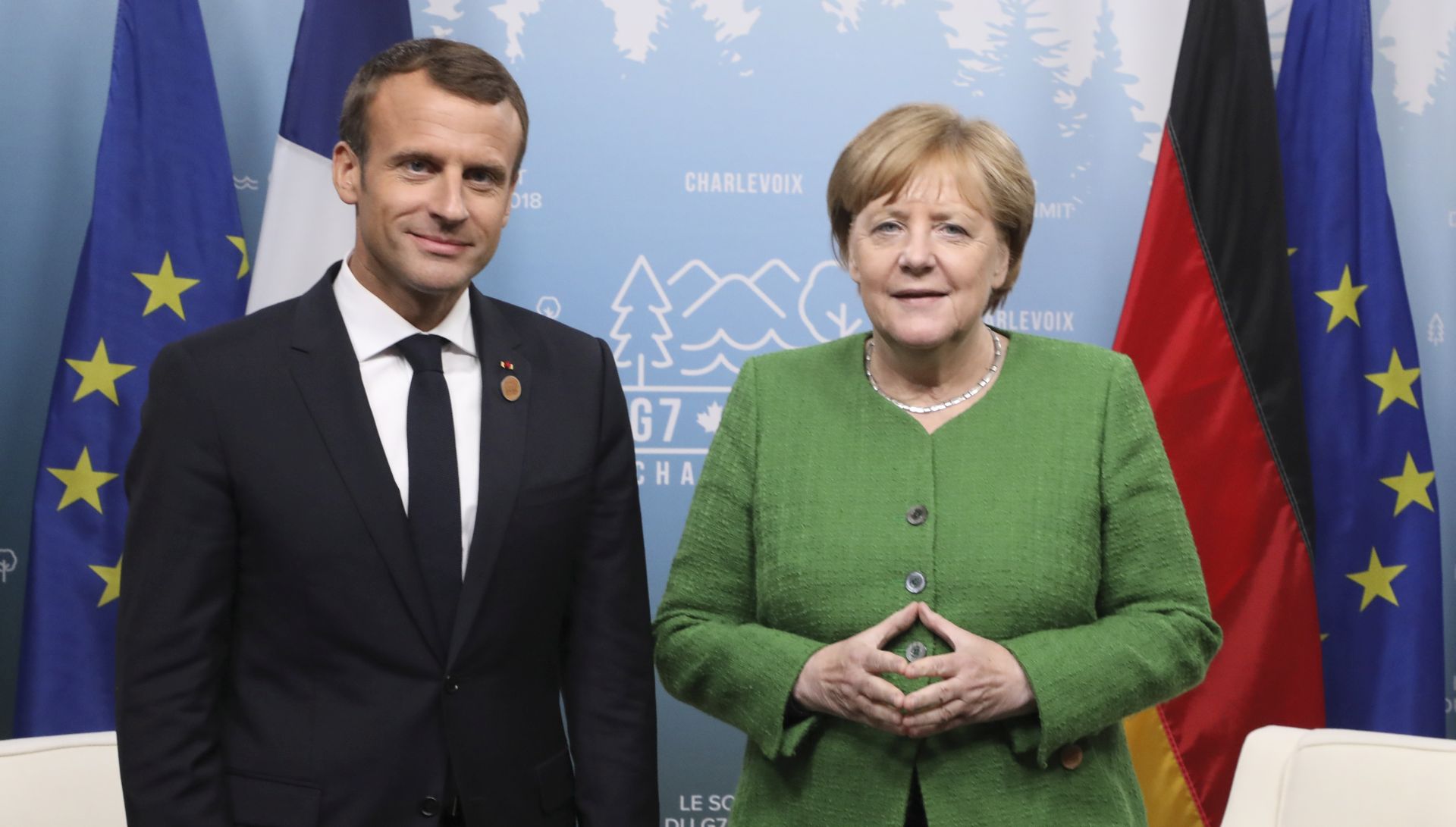 epa06795363 French president Emmanuel Macron (L) meets with German chancellor Angela Merkel on the sidelines of the G7 Summit in La Malbaie, Quebec, Canada, 08 June 2018.  EPA/LUDOVIC MARIN / POOL MAXPPP OUT