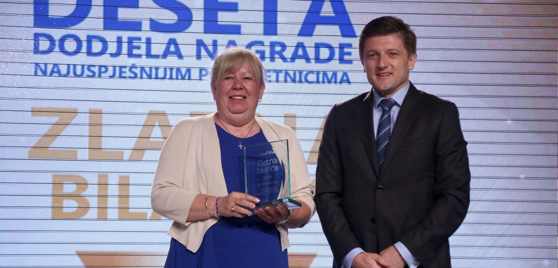 Zagreb, 11.06.2018 -  Financijska agencija (Fina) je desetu godinu zaredom najuspjenijim hrvatskim tvrtkama dodijelila nagradu "Zlatna bilanca" koja se dodjeljuje najuspjenijima po djelatnostima, prema ukupnom rangu na temelju 11 financijskih pokazatelja u pet kategorija: profitabilnost, likvidnost, zaduenost, aktivnost i ekonomiènost. Na fotografiji ministar financija Zdravko Mariæ i dobitnici nagrade tvrtka HS produkt iz Karlovca.
foto HINA / Denis CERIÆ /dc